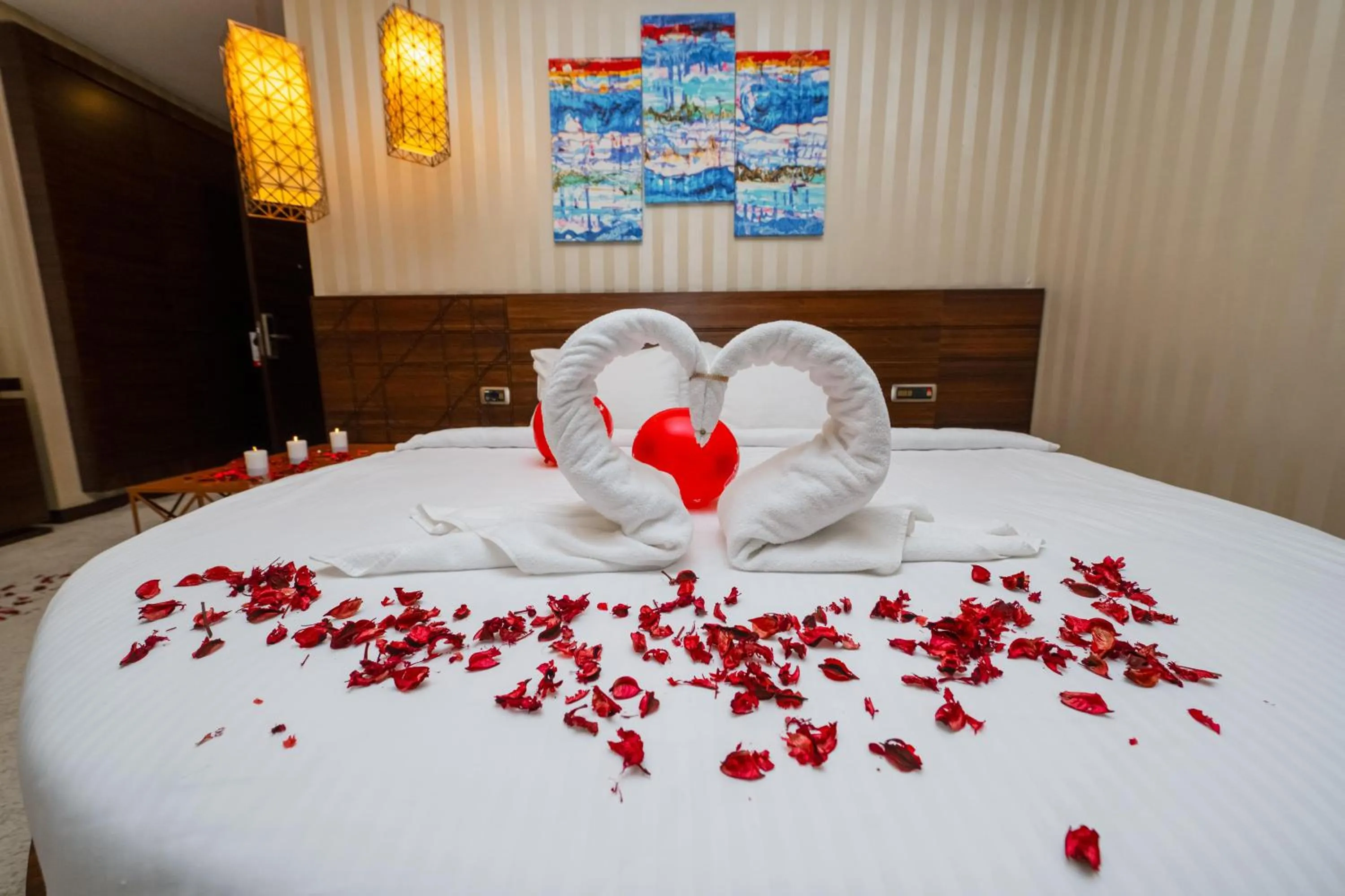 Bedroom, Bed in Gold Majesty Hotel