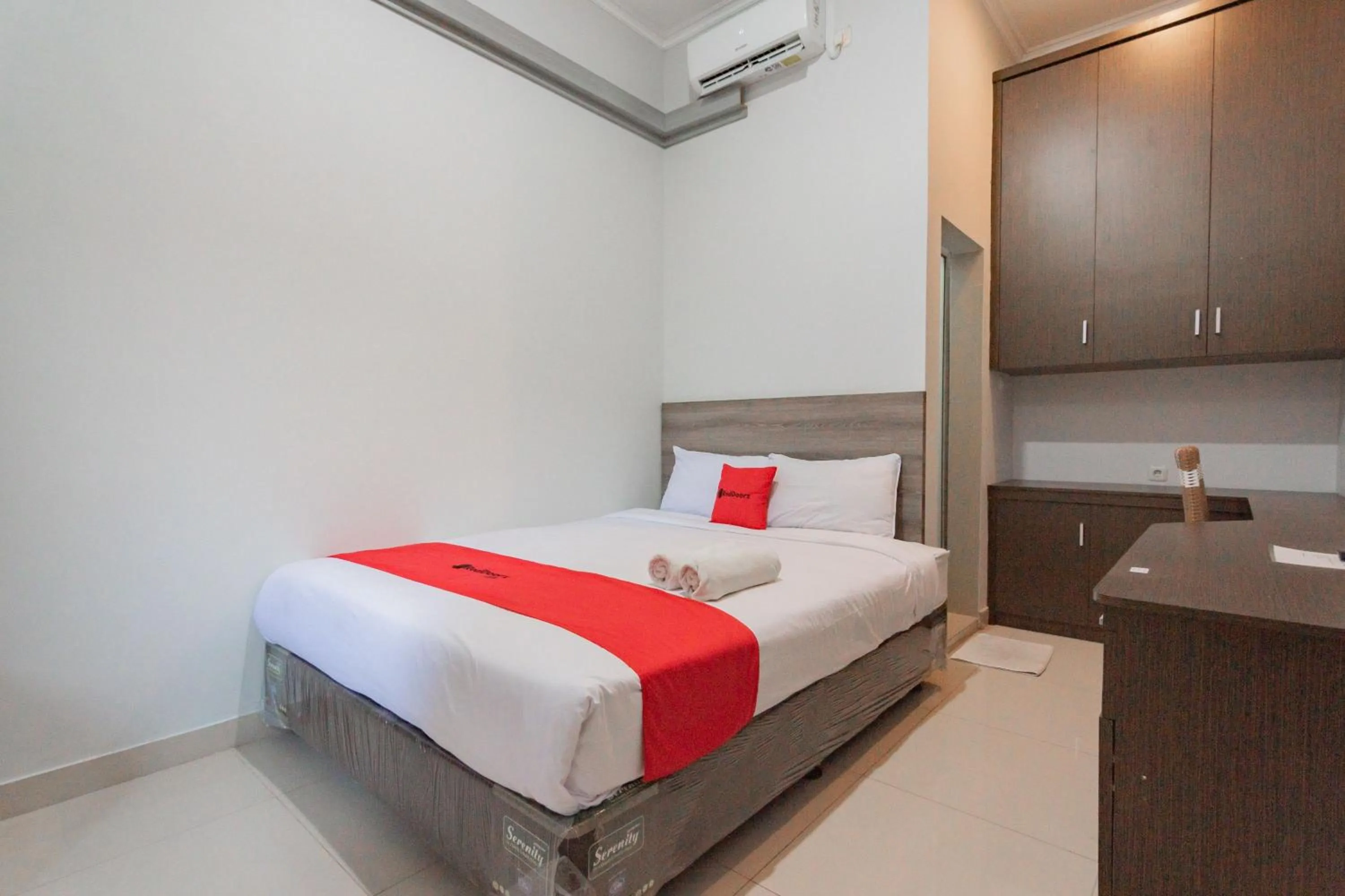 Bedroom, Bed in RedDoorz Plus Syariah @ Tuparev Cirebon 3