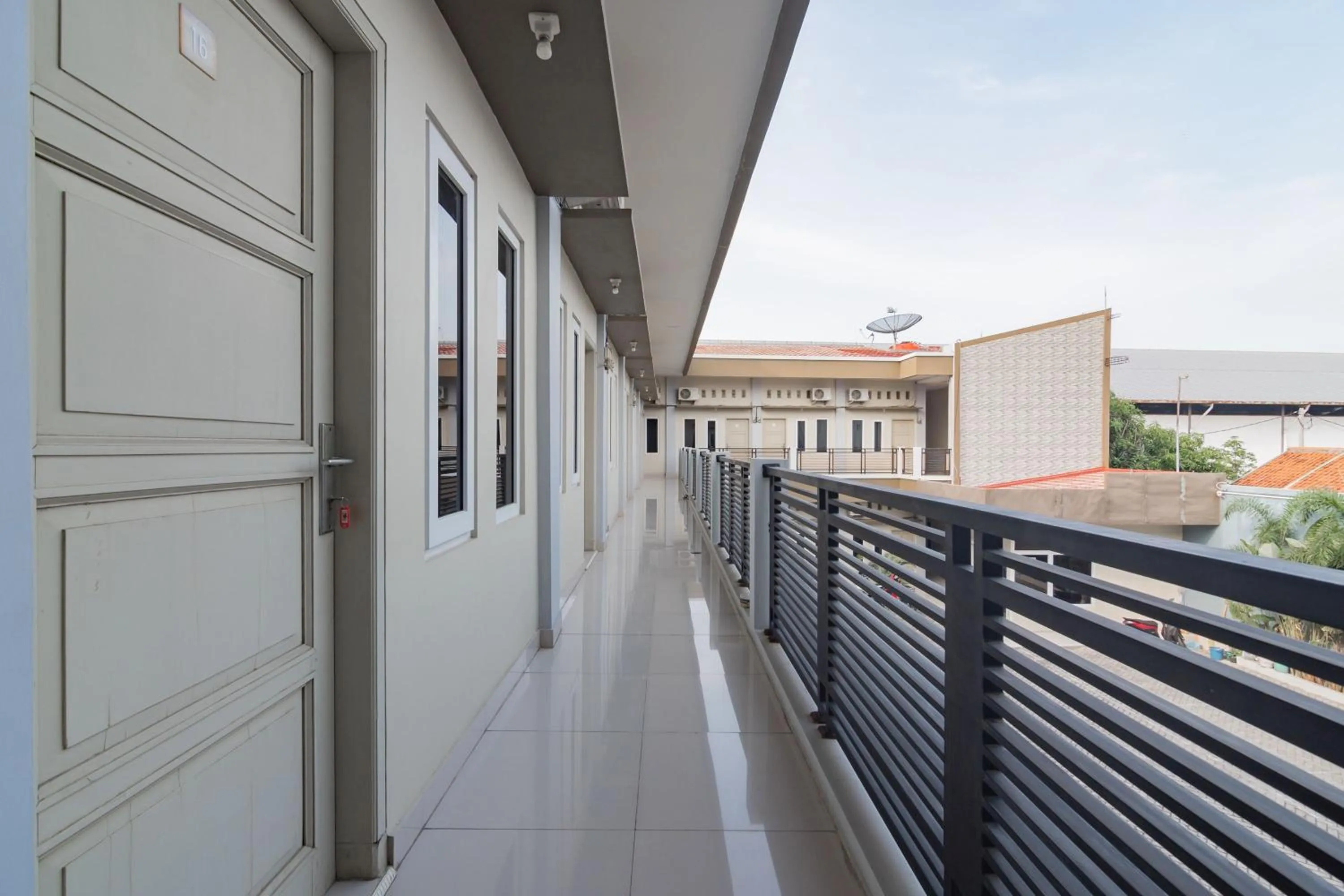 Balcony/Terrace in RedDoorz Plus Syariah @ Tuparev Cirebon 3