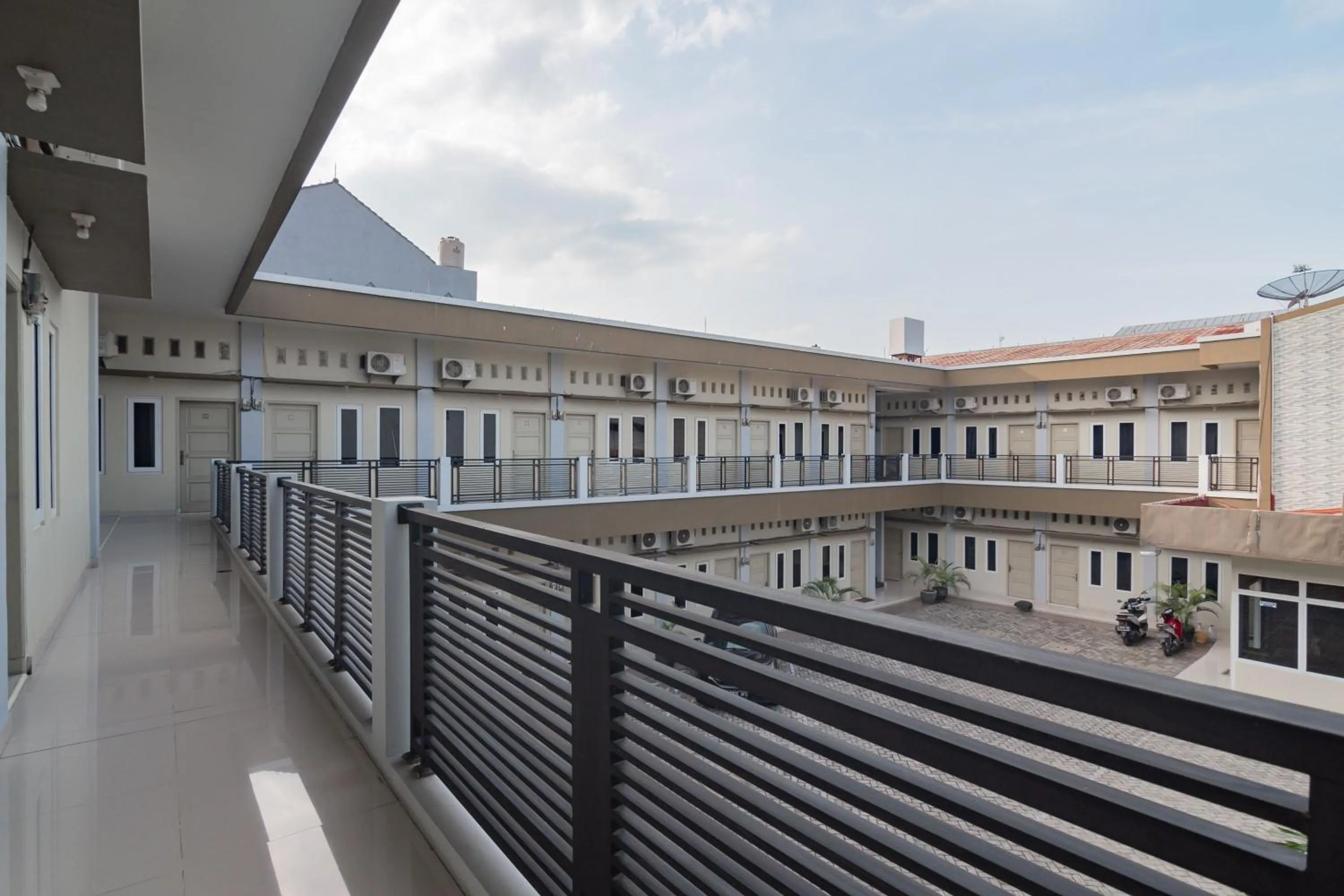 Balcony/Terrace in RedDoorz Plus Syariah @ Tuparev Cirebon 3