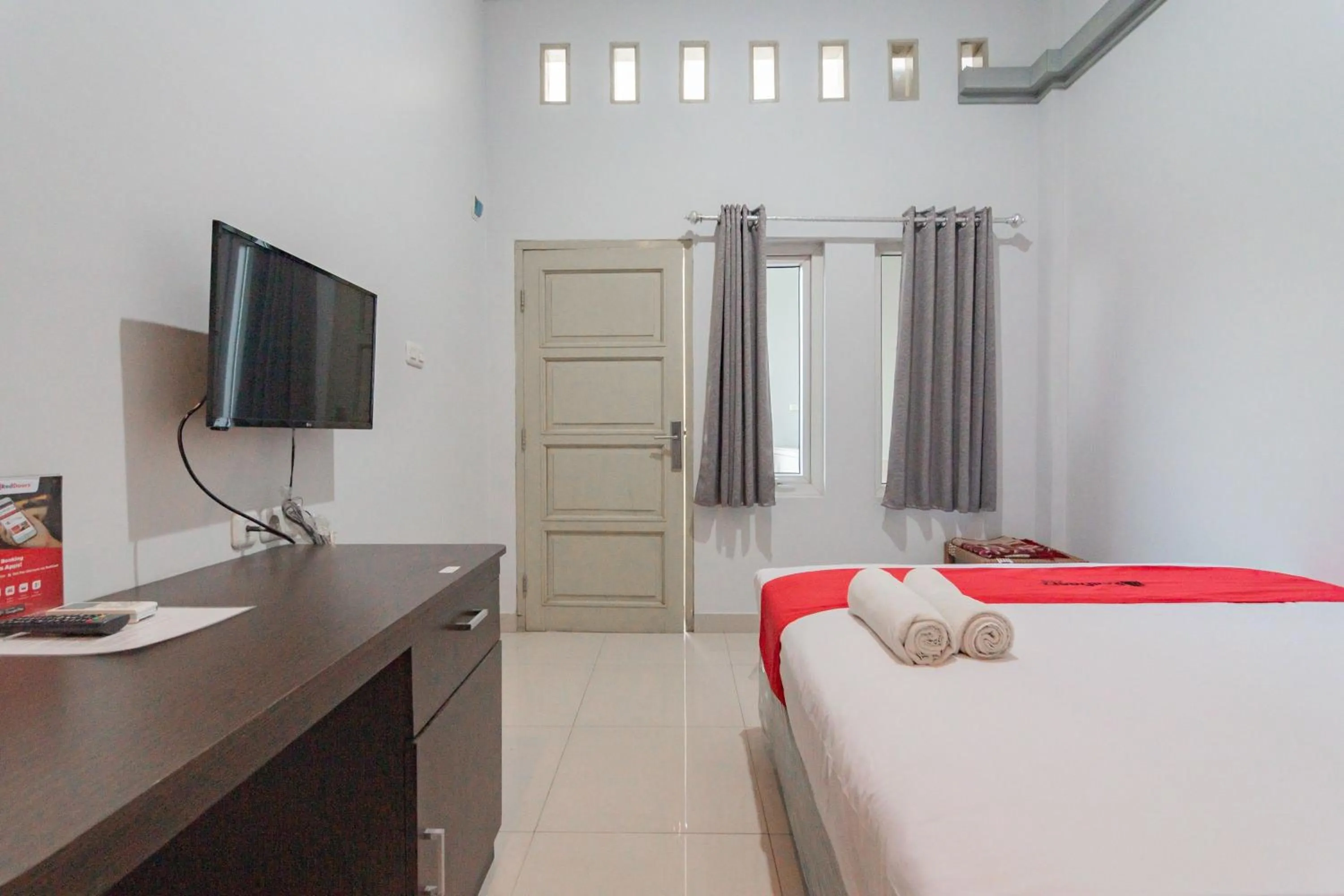 Bedroom, Bed in RedDoorz Plus Syariah @ Tuparev Cirebon 3