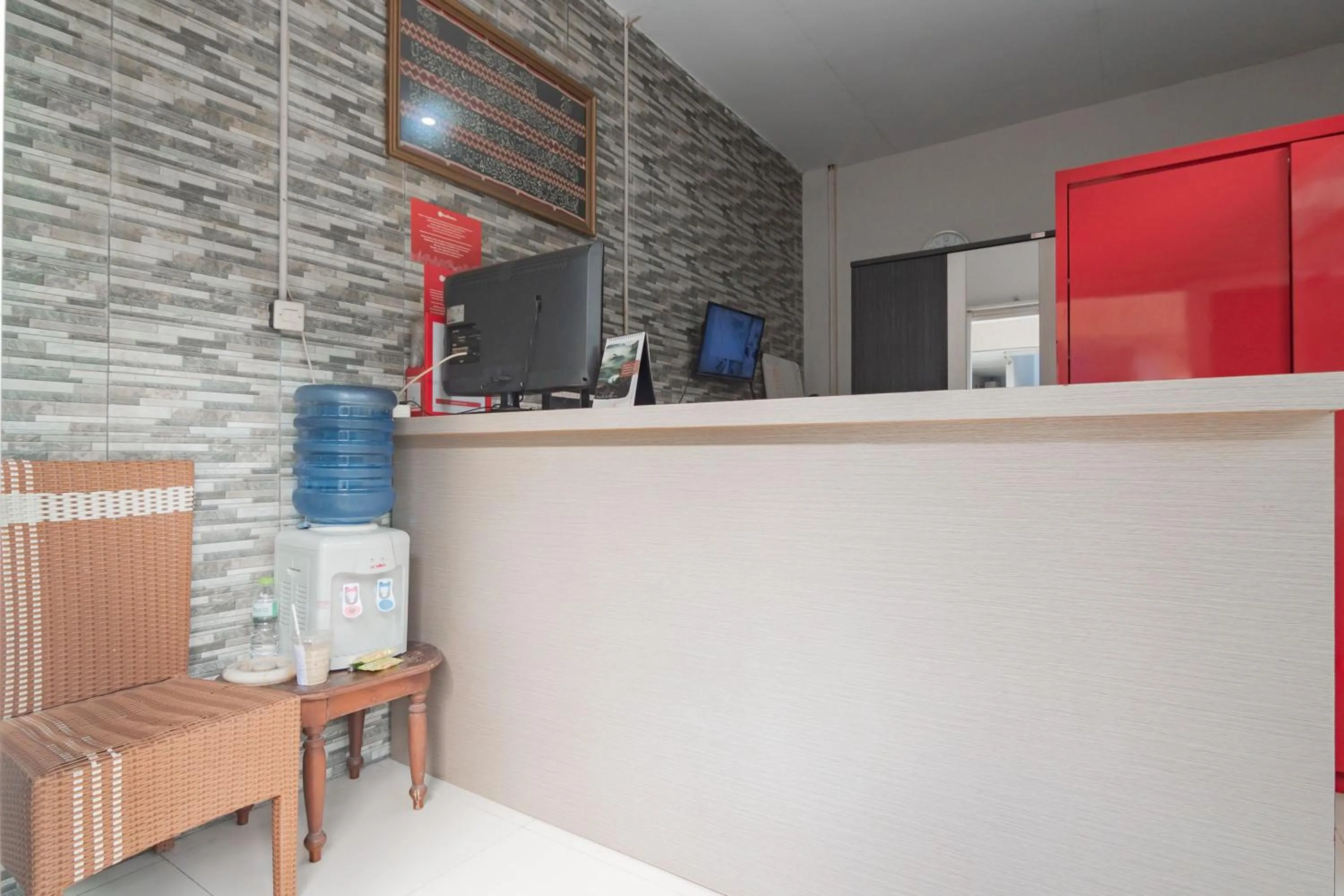 Lobby or reception in RedDoorz Plus Syariah @ Tuparev Cirebon 3