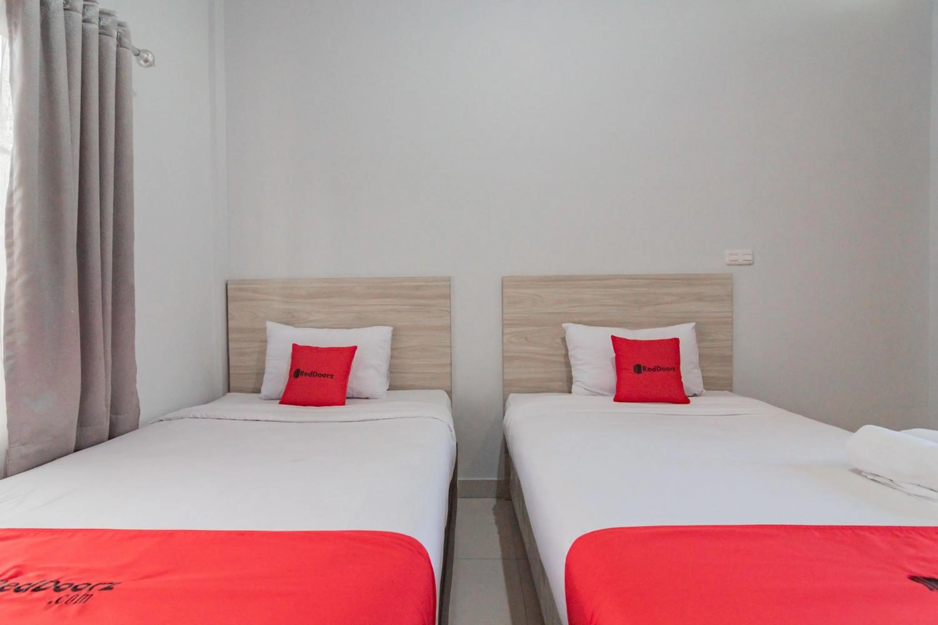 Bedroom, Bed in RedDoorz Plus Syariah @ Tuparev Cirebon 3