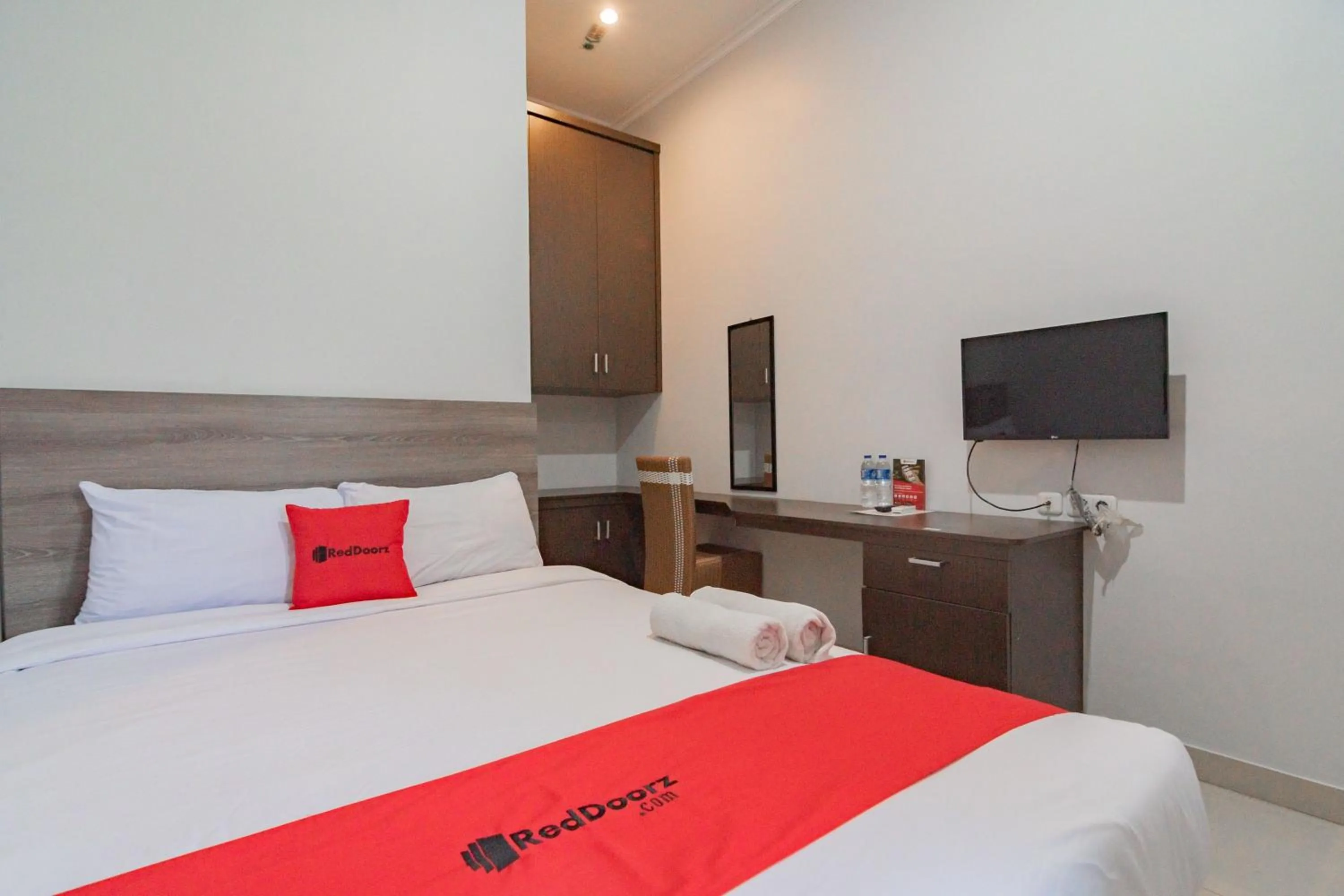Bedroom, Bed in RedDoorz Plus Syariah @ Tuparev Cirebon 3