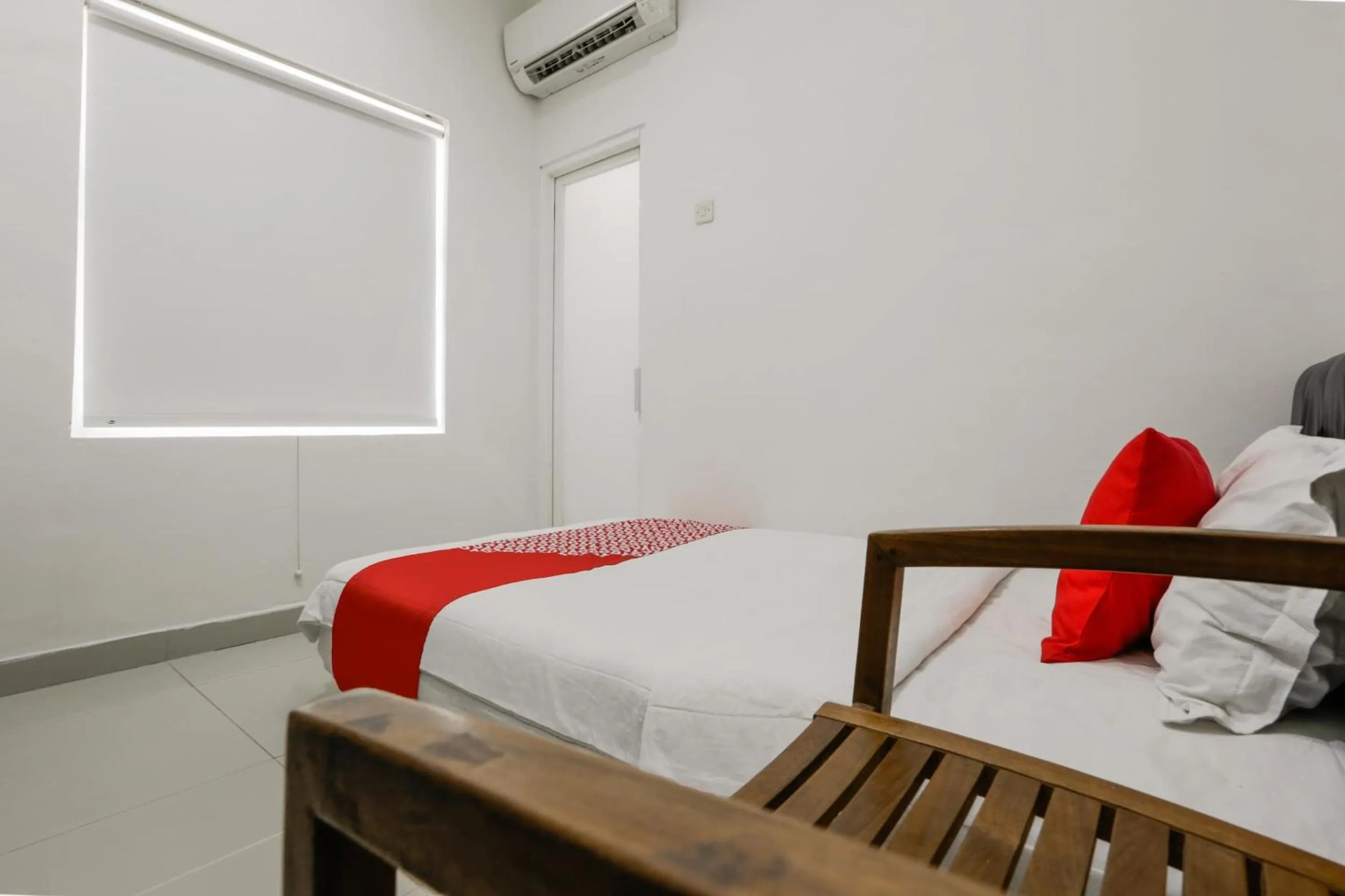 Bedroom, Bed in Hotel O Tamansari Guest House