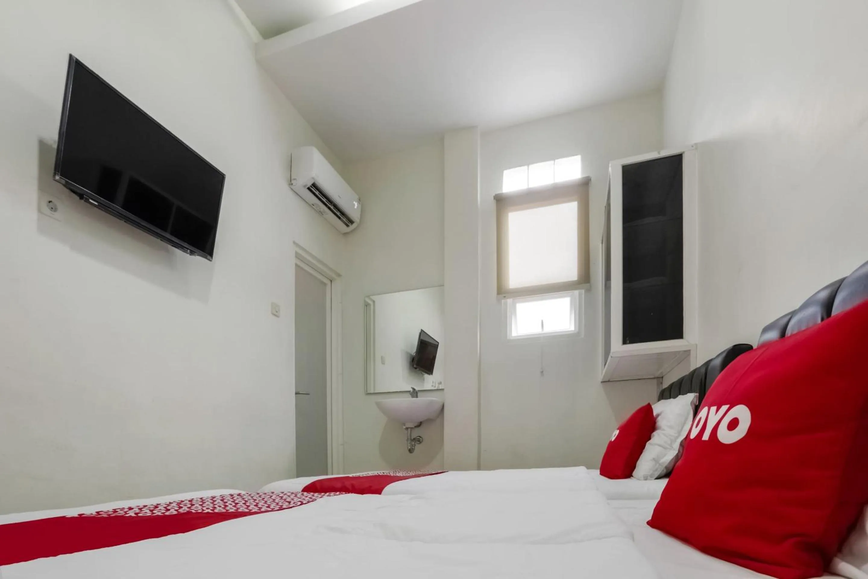 Bedroom, Bed in Hotel O Tamansari Guest House