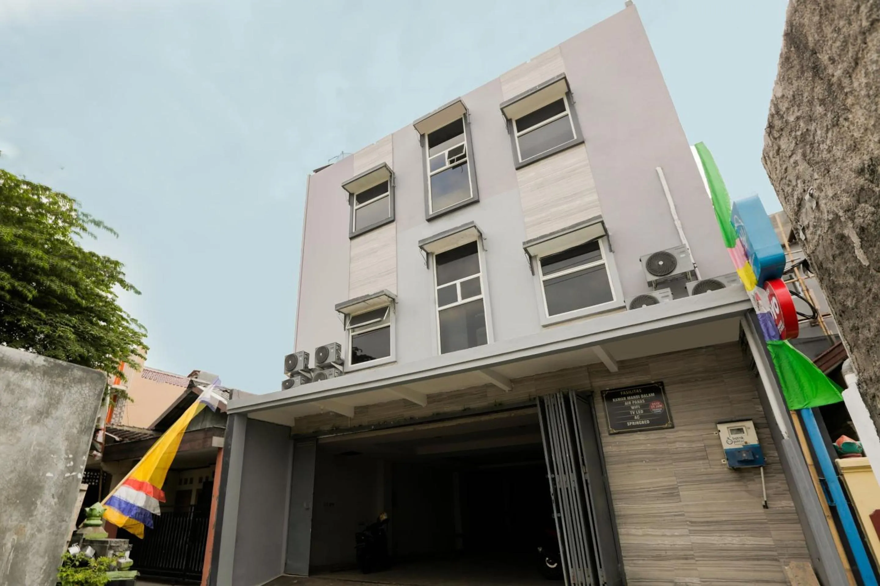 Facade/entrance in Hotel O Tamansari Guest House