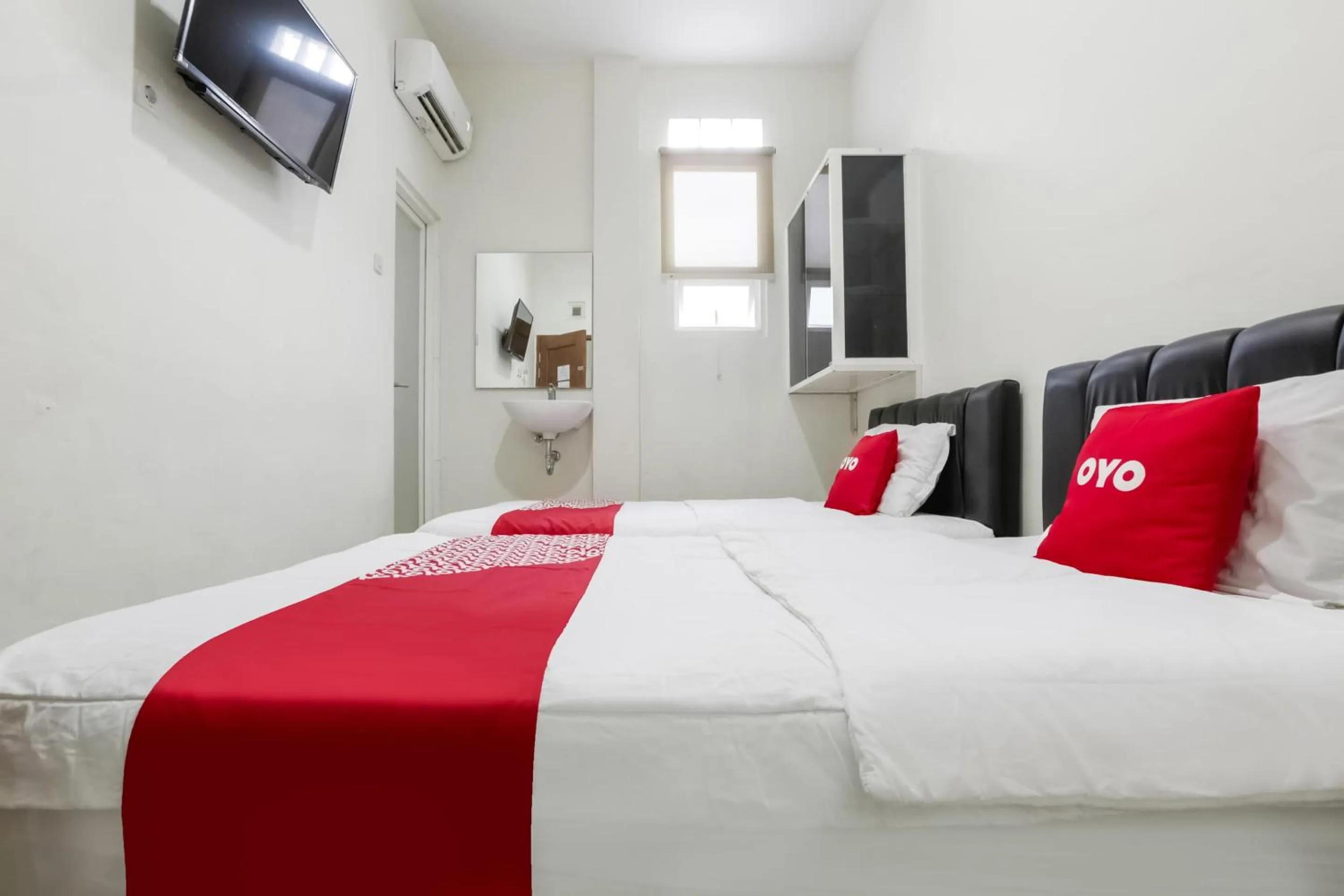 Bedroom, Bed in Hotel O Tamansari Guest House