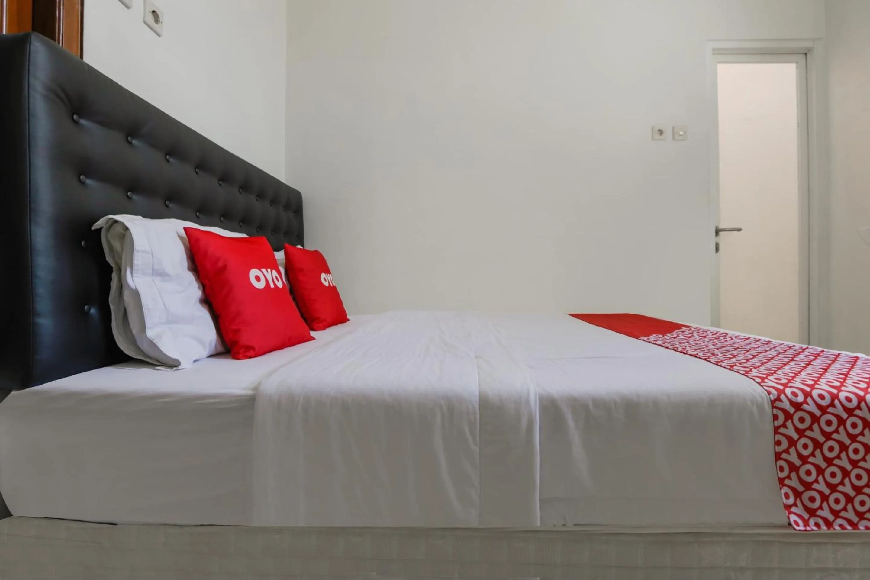 Bedroom, Bed in Hotel O Tamansari Guest House