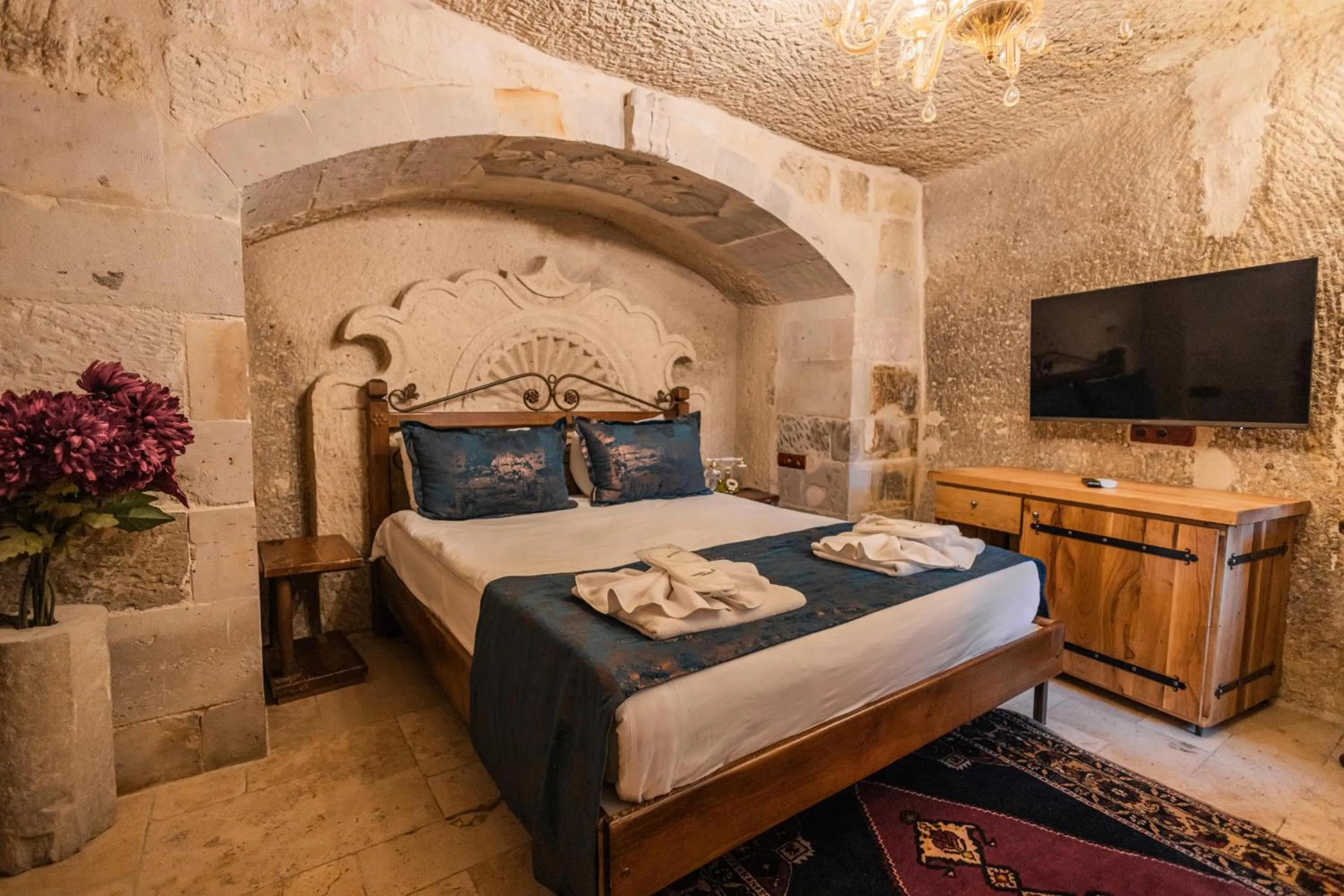 Photo of the whole room, Bed in Göreme Cave Suites