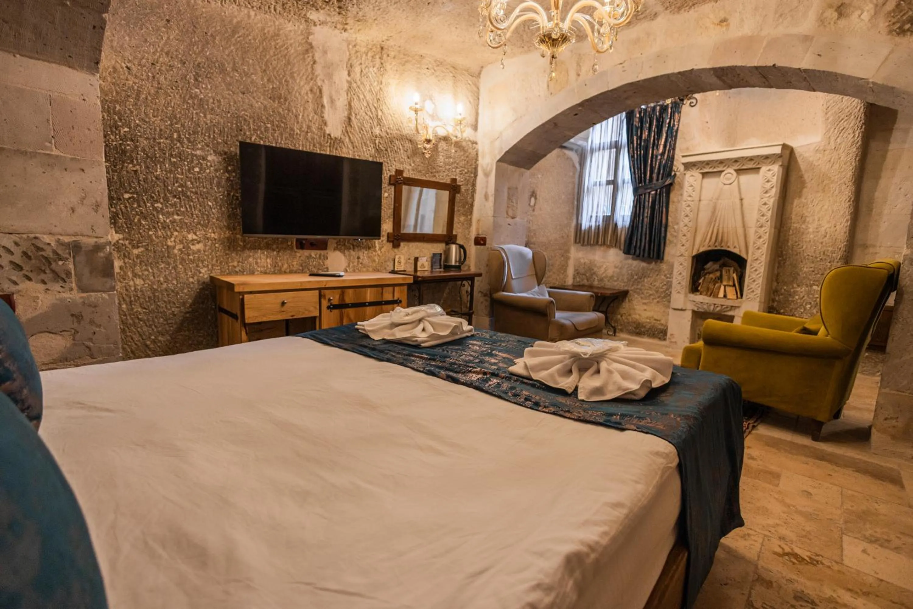 Photo of the whole room, Bed in Göreme Cave Suites