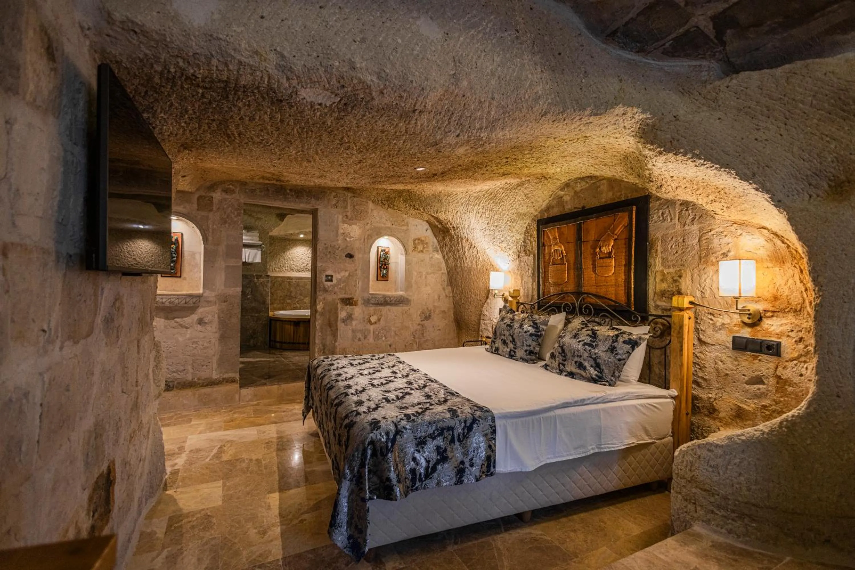 Photo of the whole room, Bed in Göreme Cave Suites