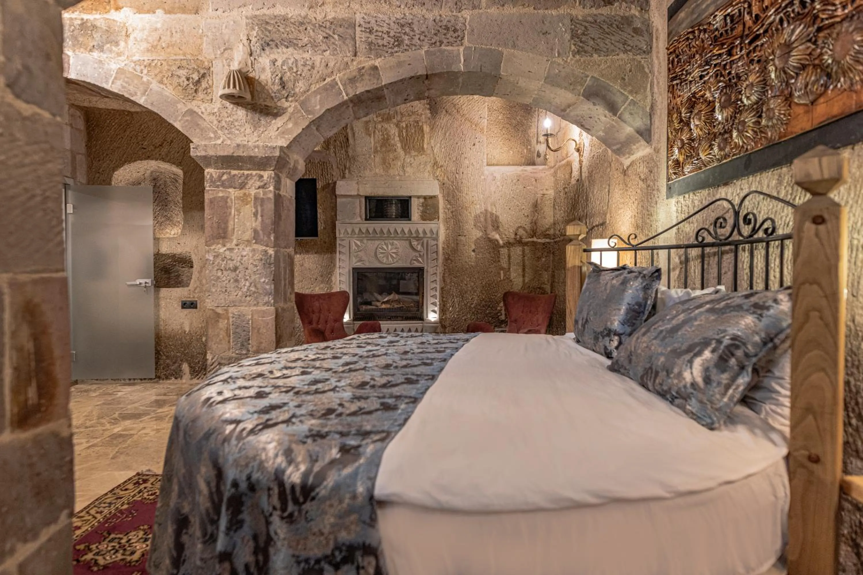 Photo of the whole room, Bed in Göreme Cave Suites