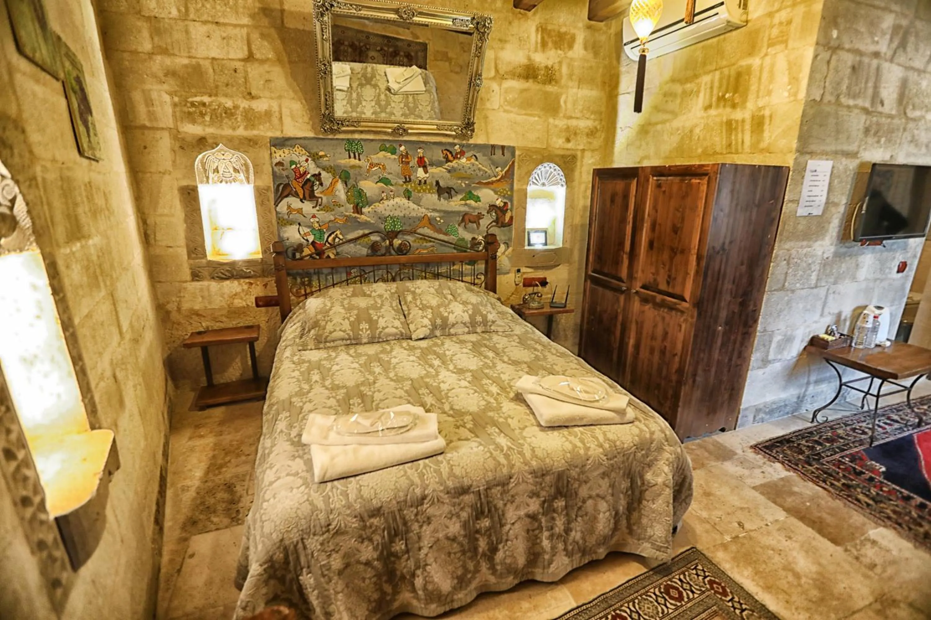 Photo of the whole room, Bed in Göreme Cave Suites