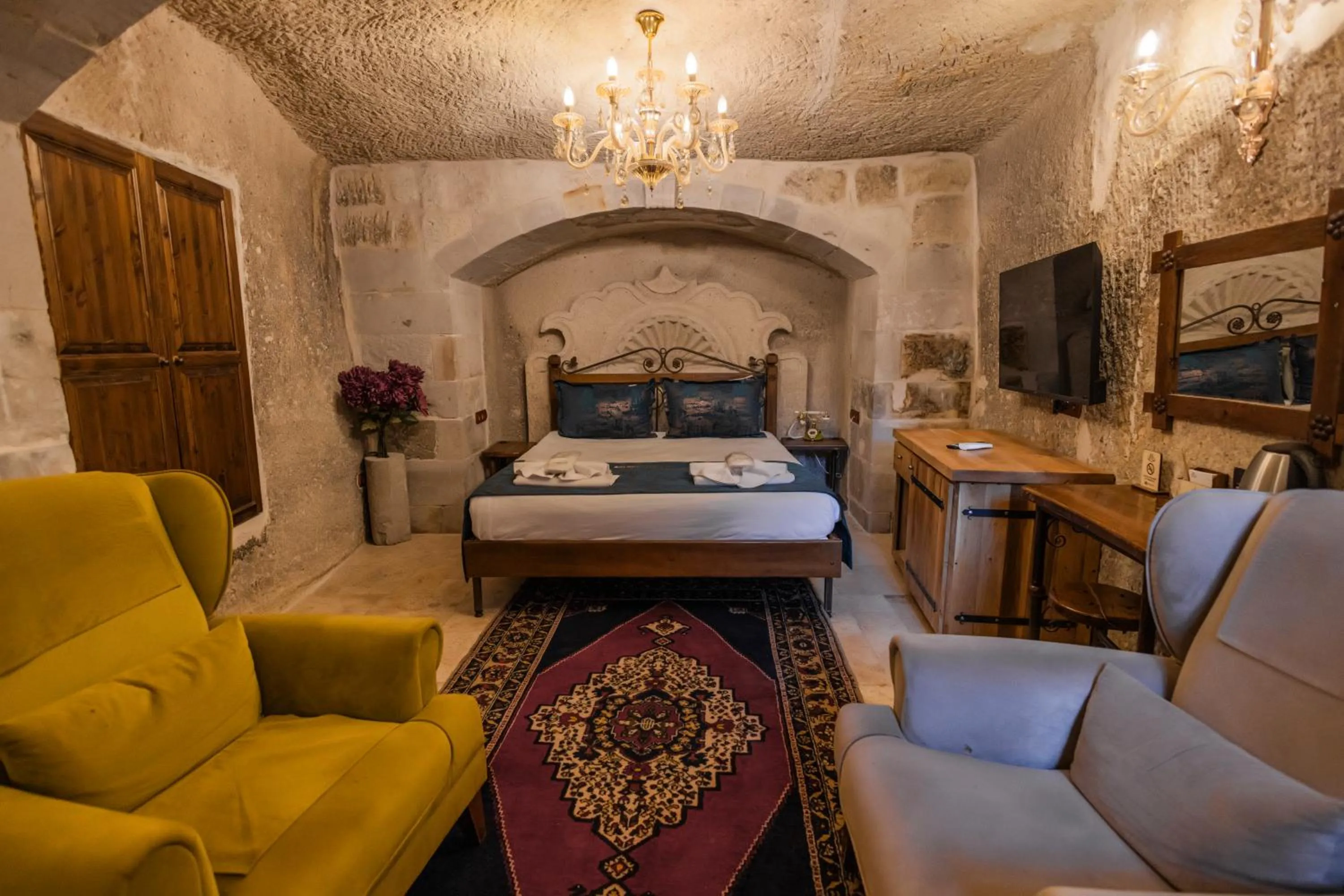 Photo of the whole room, Bed in Göreme Cave Suites