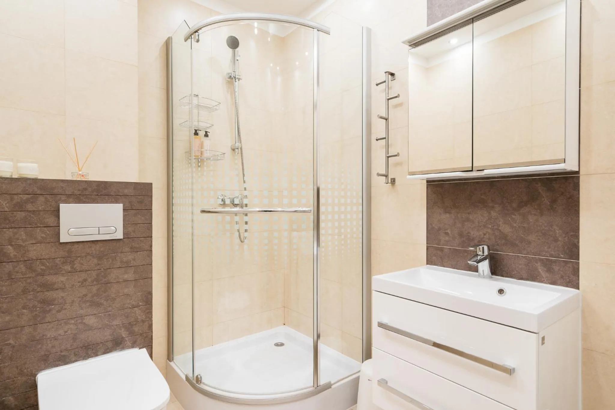 Shower in Downtown Apartment - LoftAffair