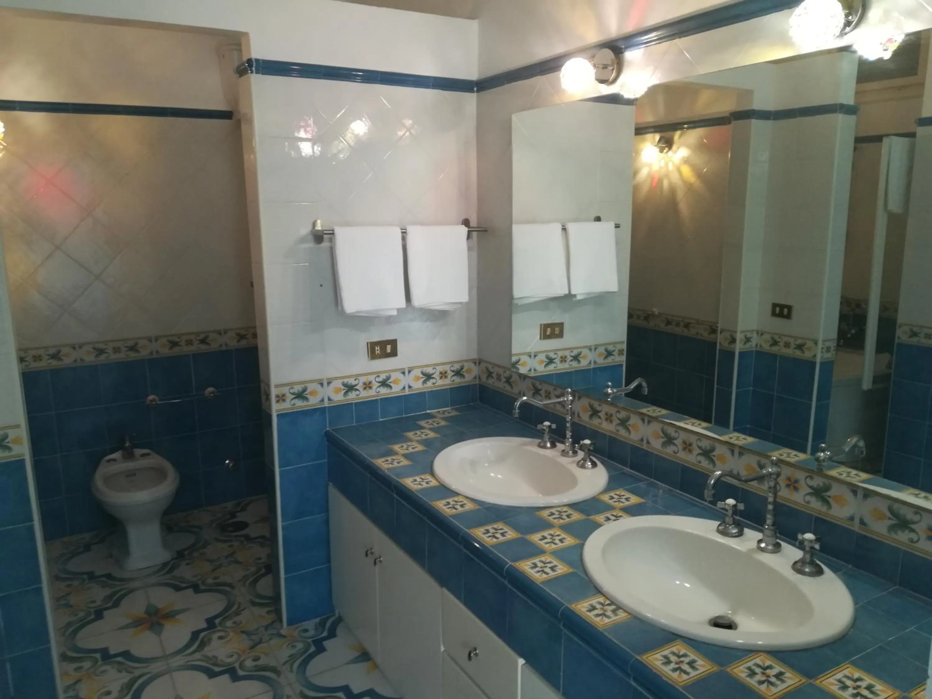 Toilet in SuiteNapoliSantaLucia