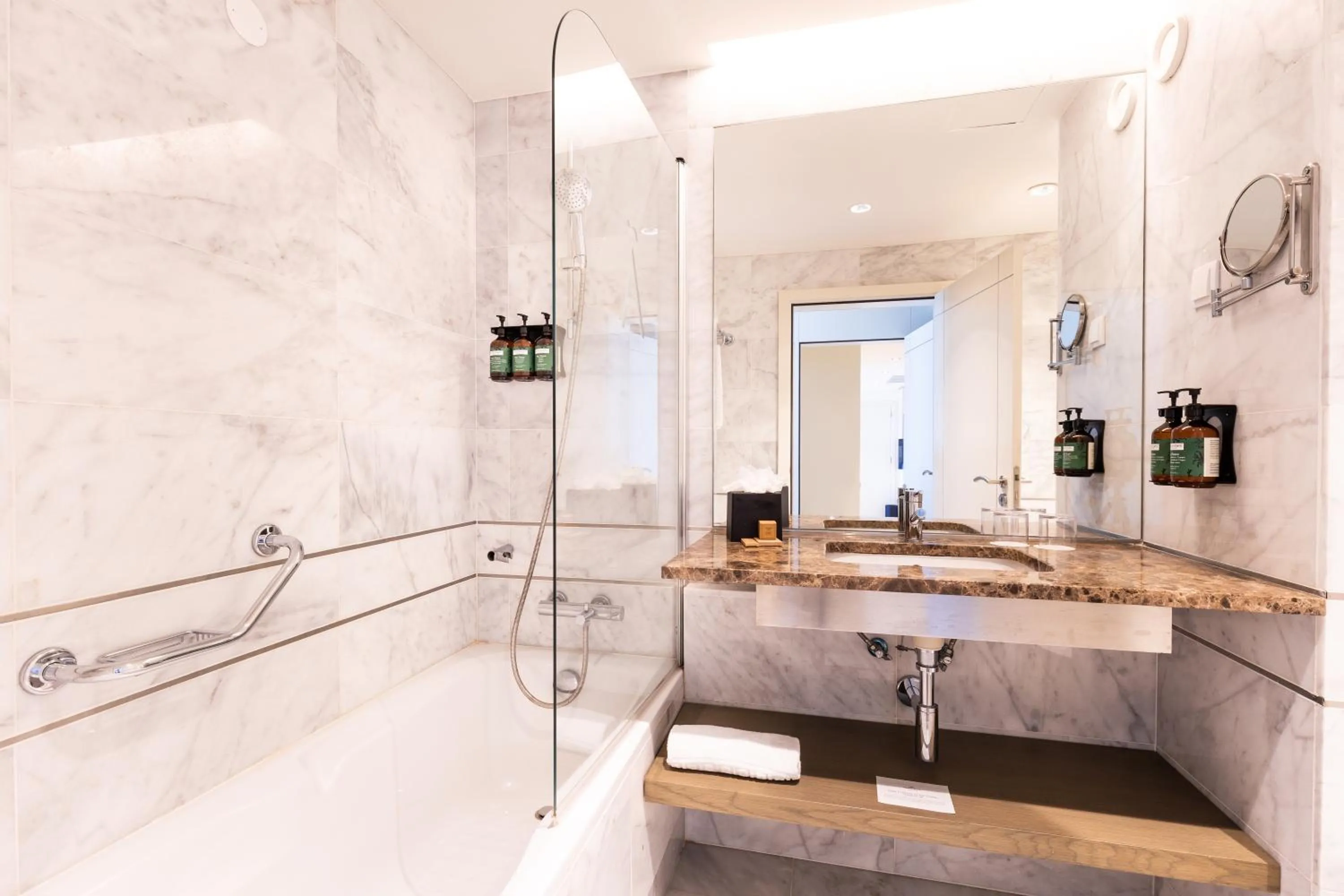 Shower in Crowne Plaza - Caparica Lisbon