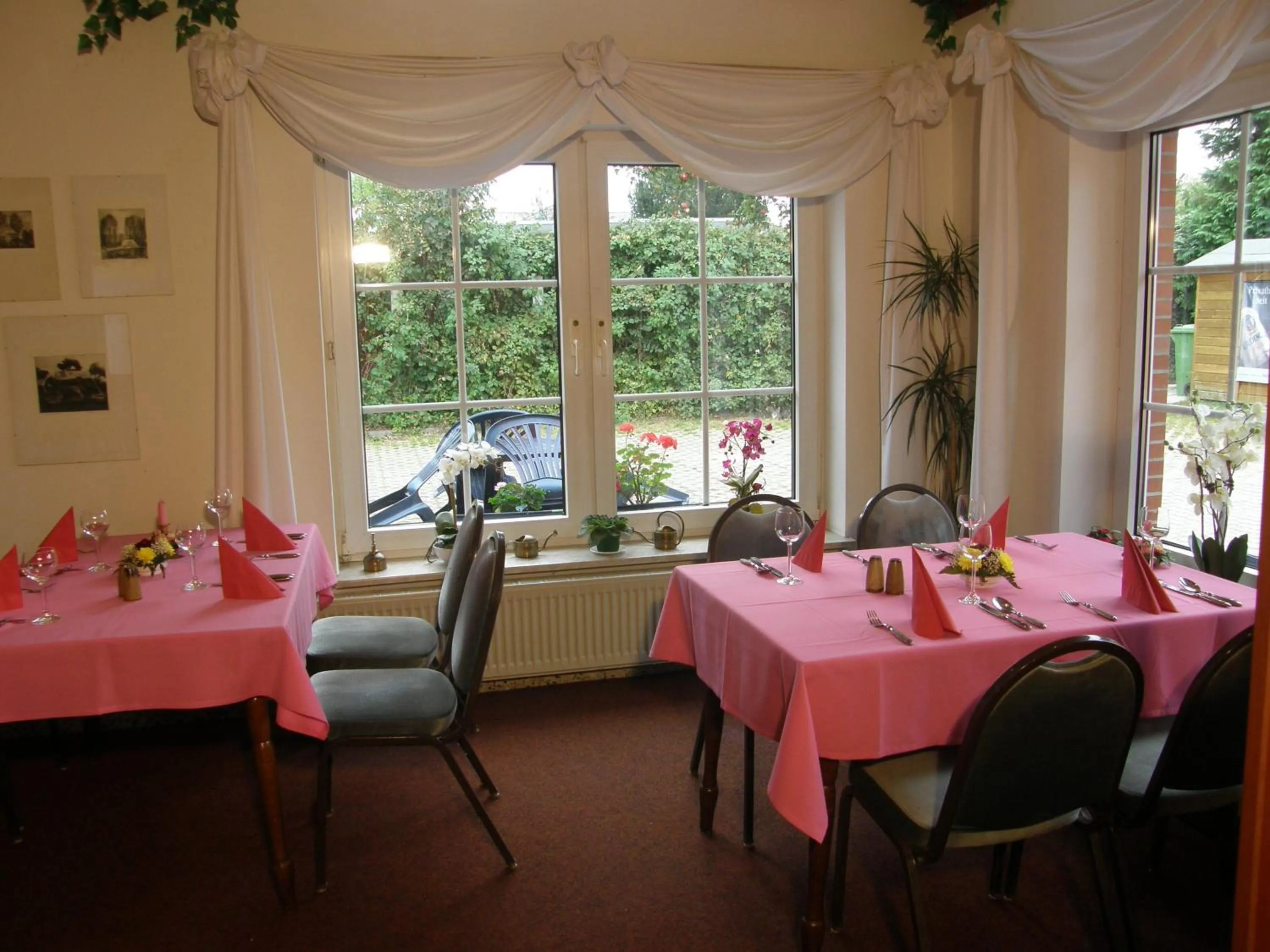 Restaurant/places to eat in KA&KA Hotel Garni