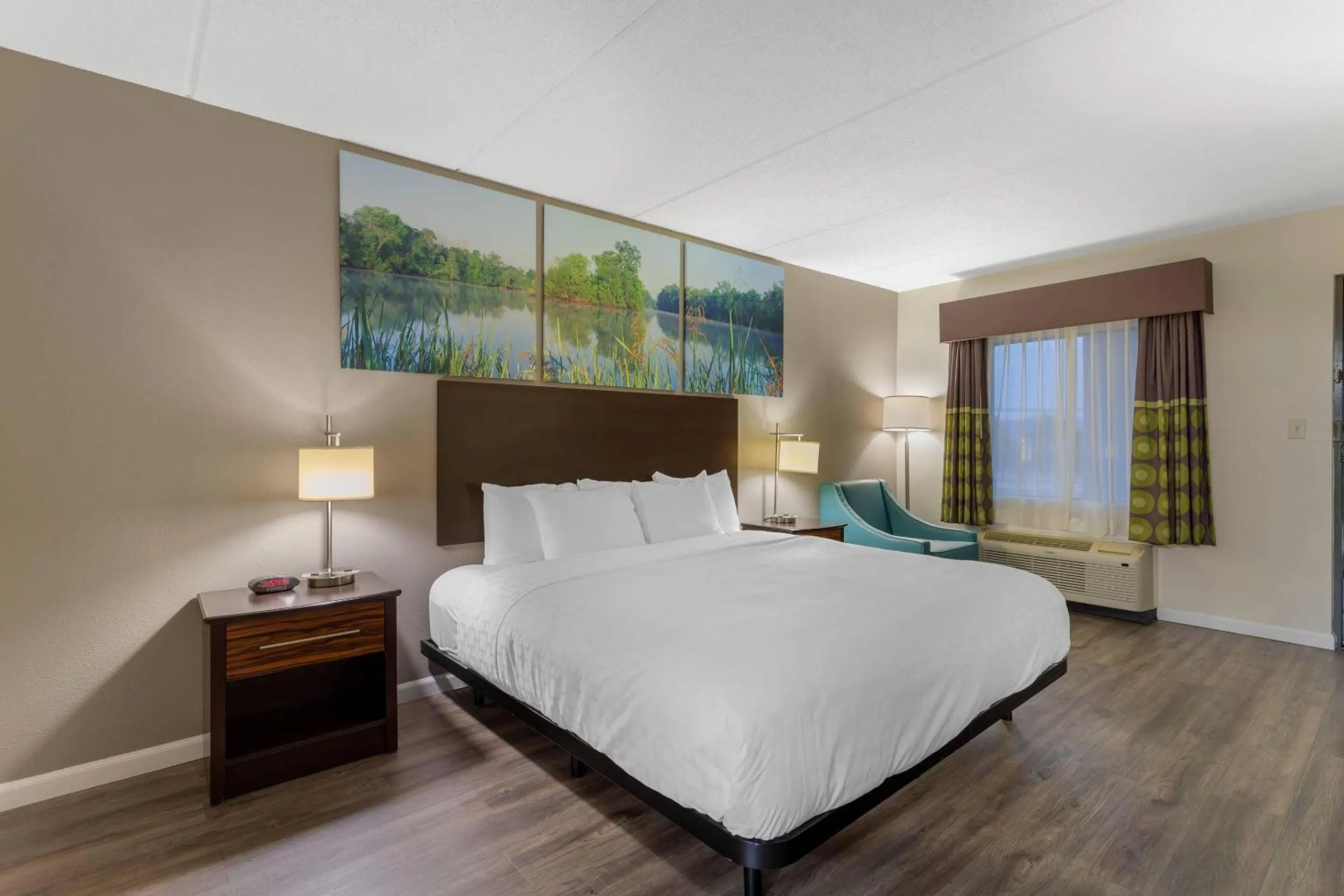 Bedroom, Bed in Clarion Pointe Kimball By Choice Hotels