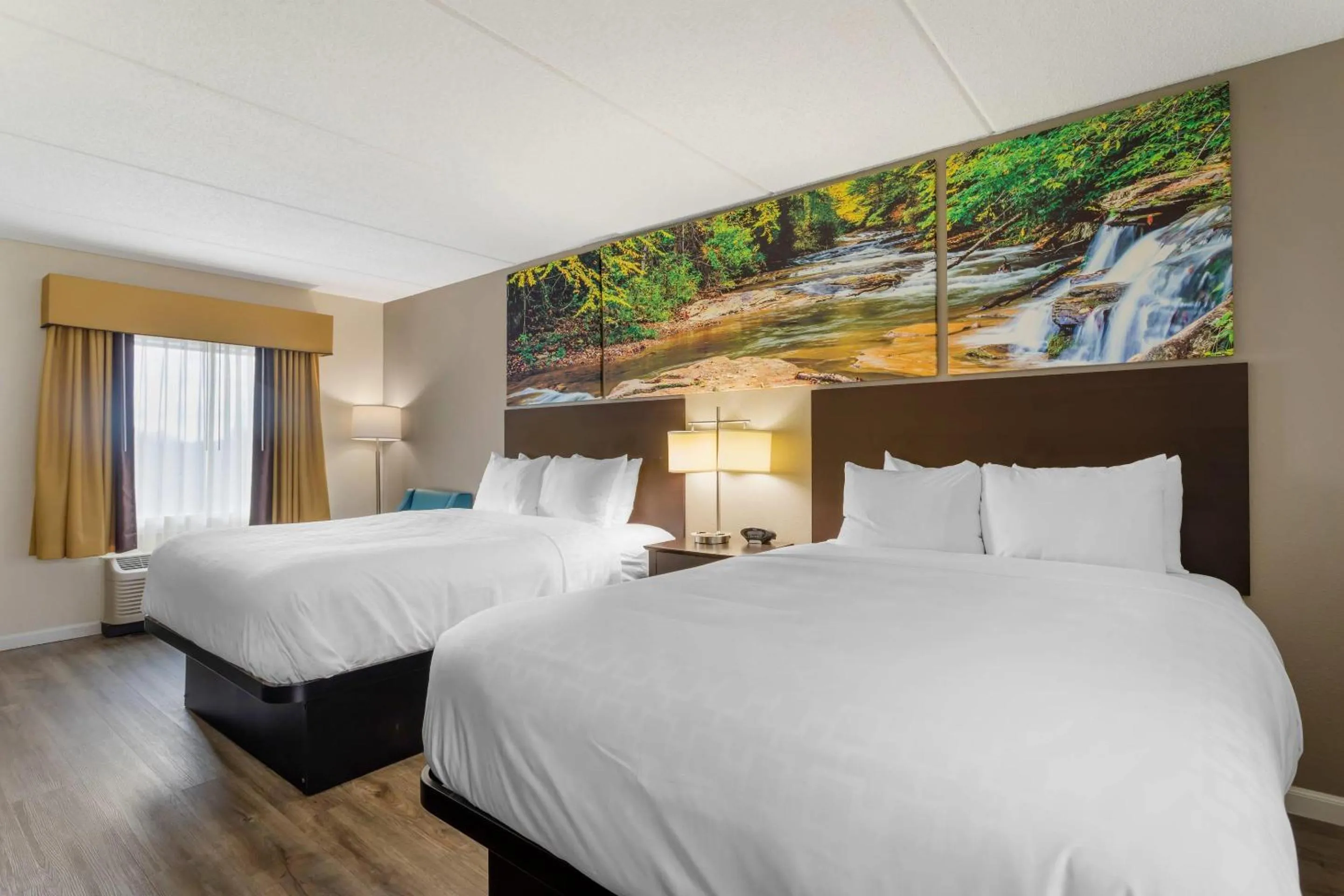 Bedroom, Bed in Clarion Pointe Kimball By Choice Hotels