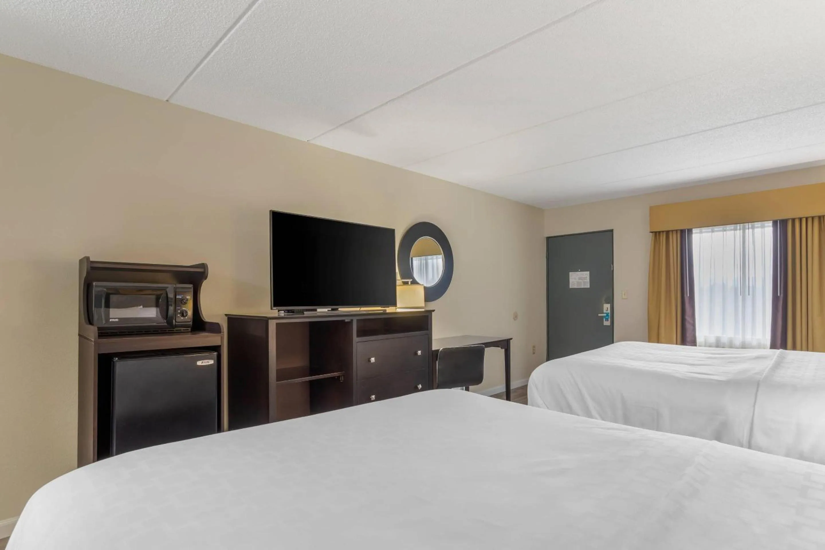 Bedroom, Bed in Clarion Pointe Kimball By Choice Hotels