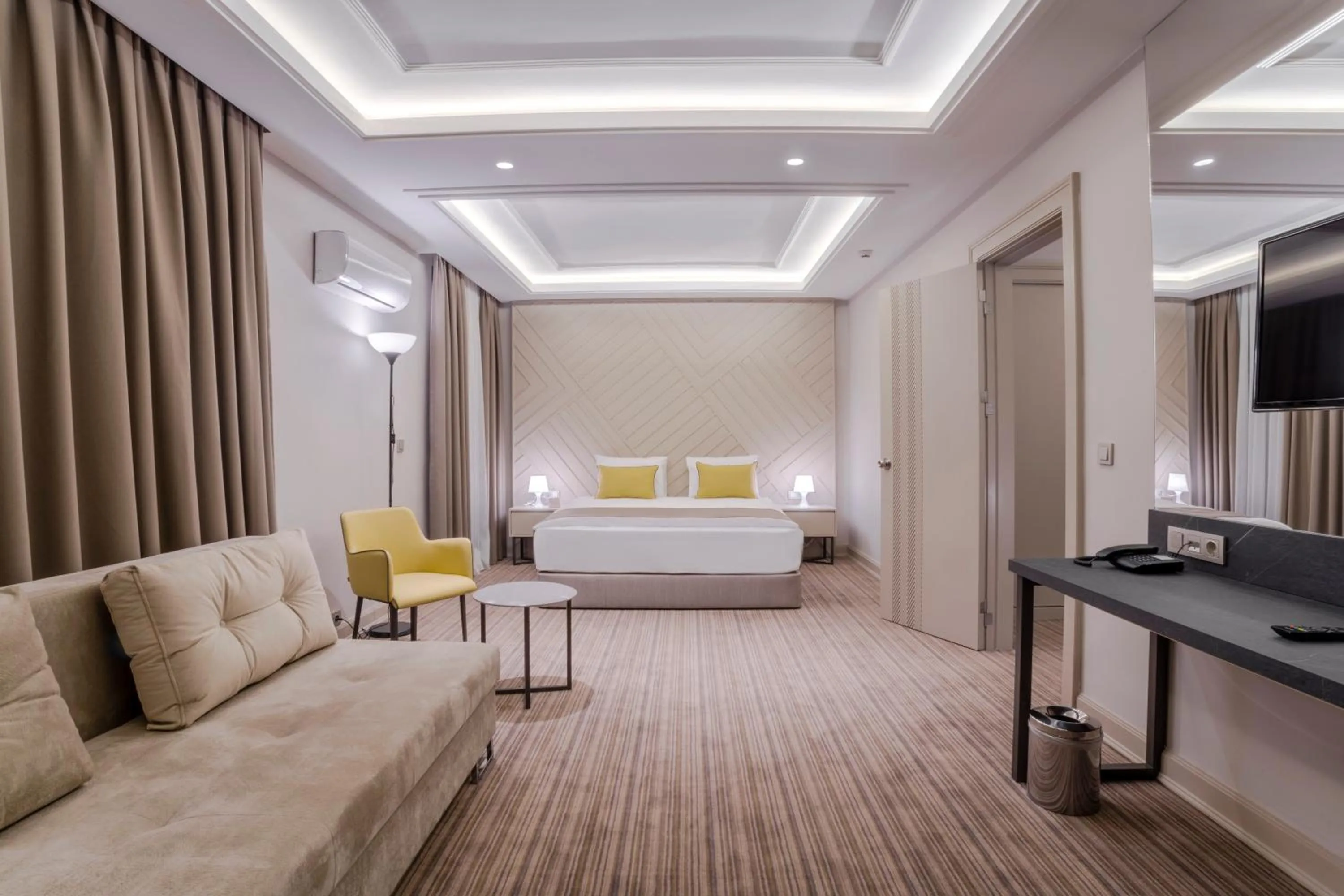 Living room, Bed in Hotel Kaleli