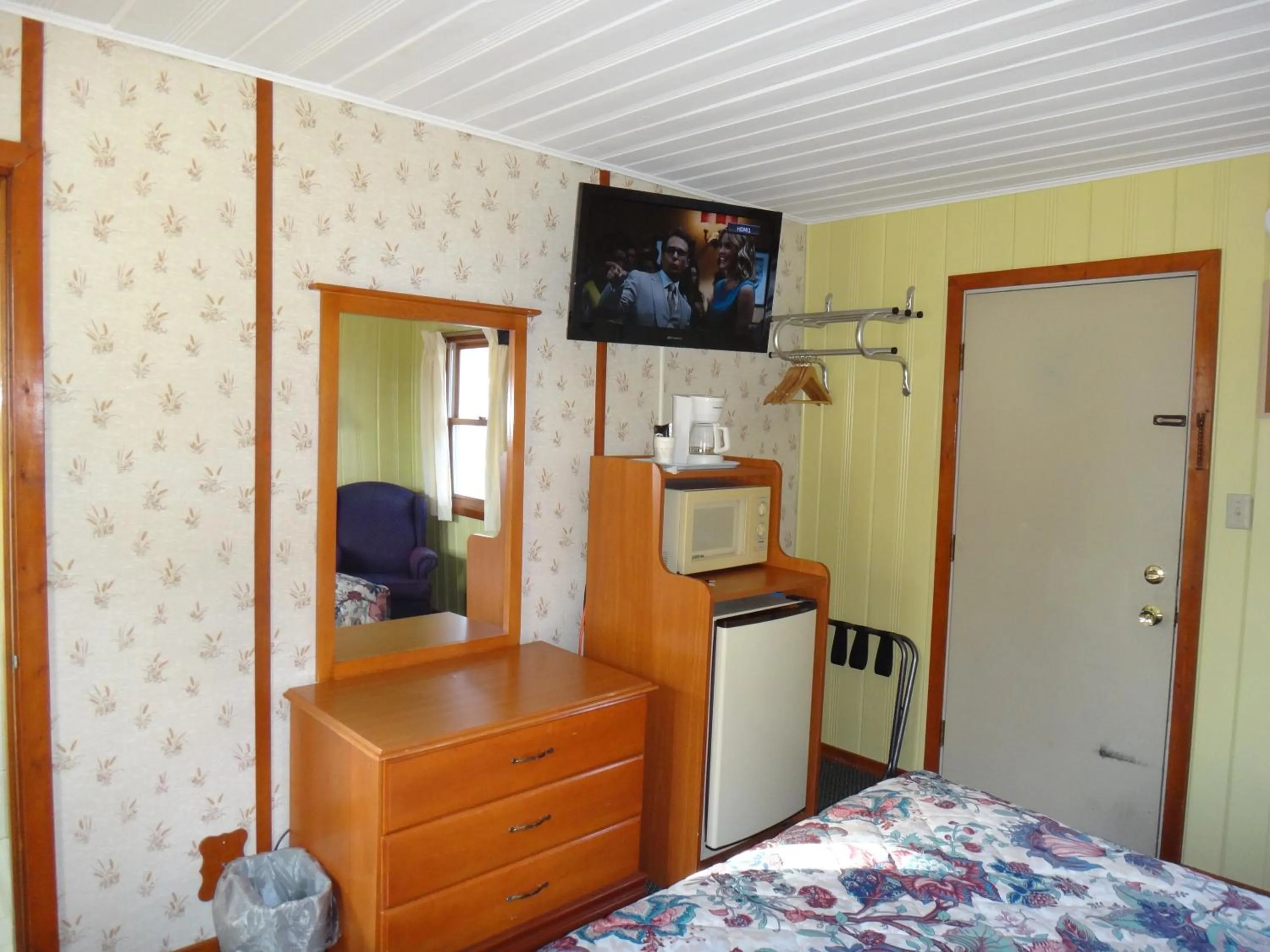 Bed in Pine Ridge Motel