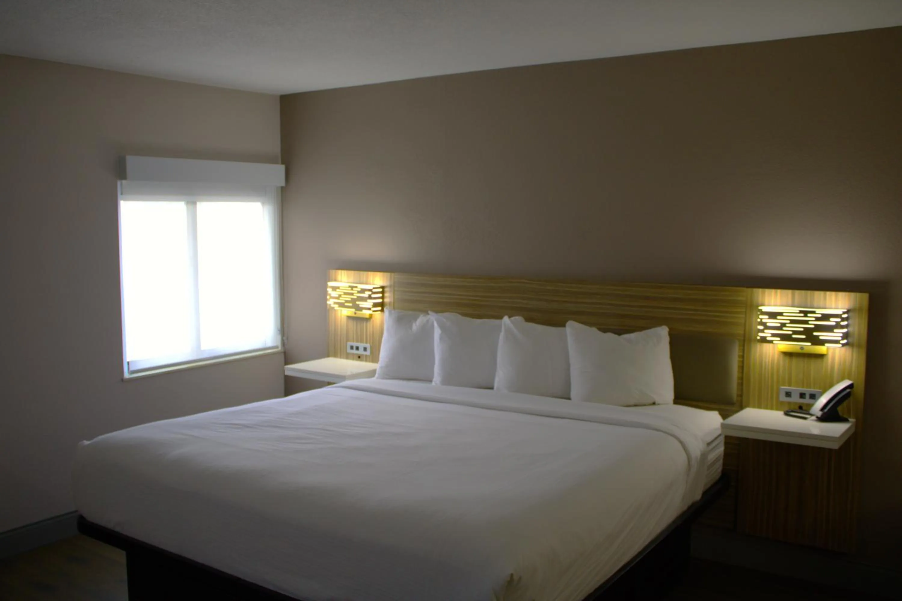 Bed in Baymont Inn & Suites San Marcos