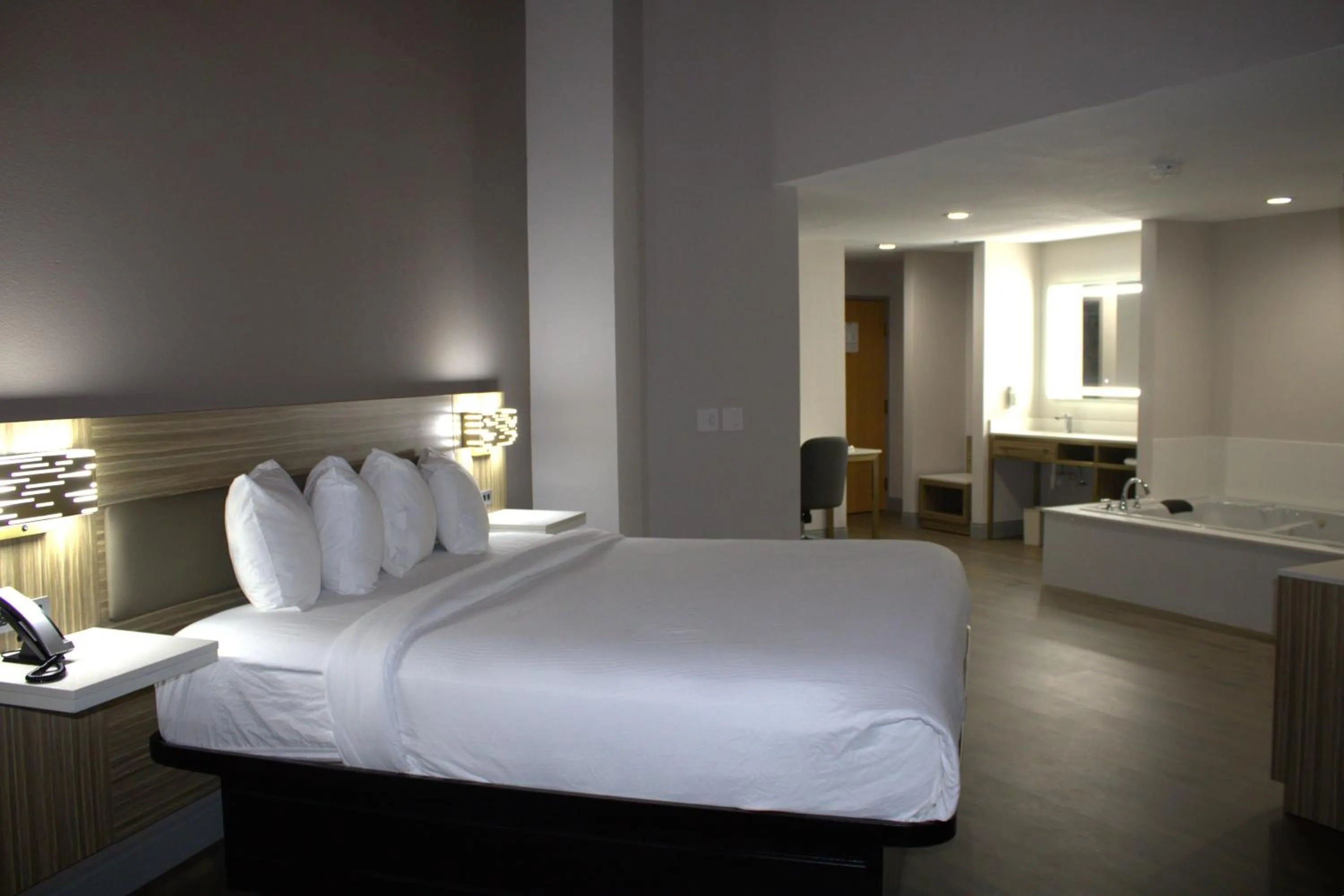 Bedroom, Bed in Baymont Inn & Suites San Marcos