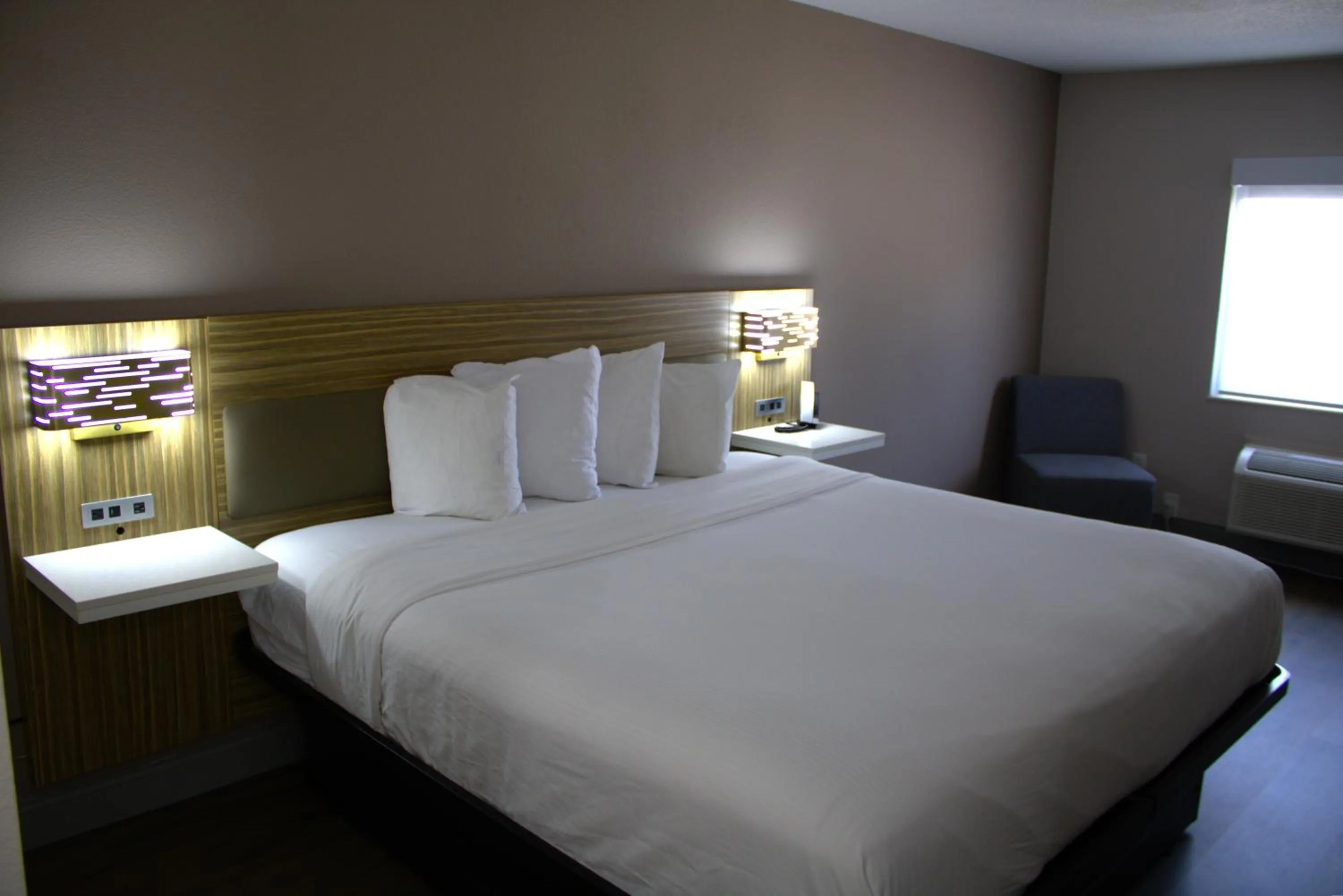 Bed in Baymont Inn & Suites San Marcos