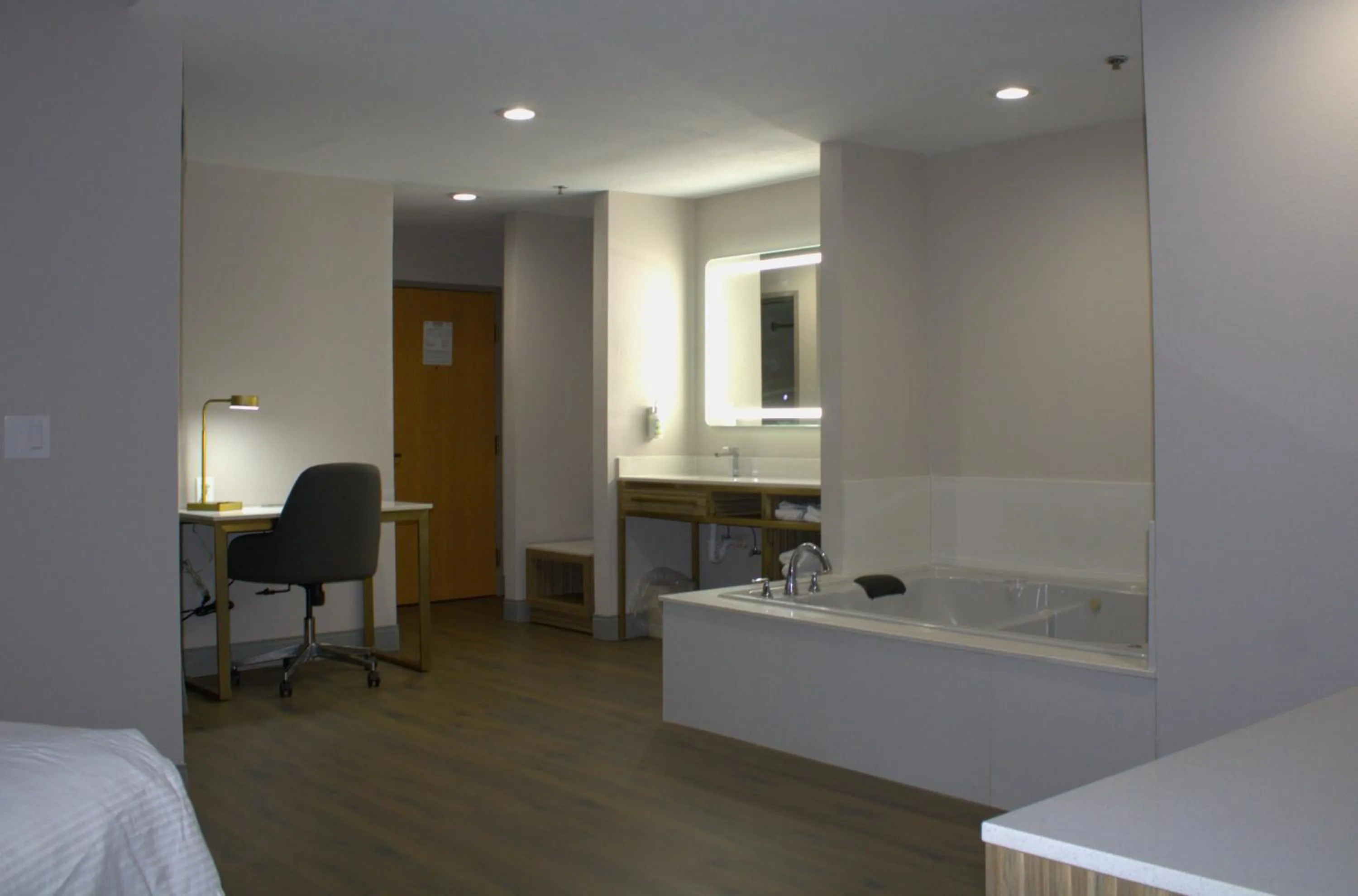 Bed in Baymont Inn & Suites San Marcos