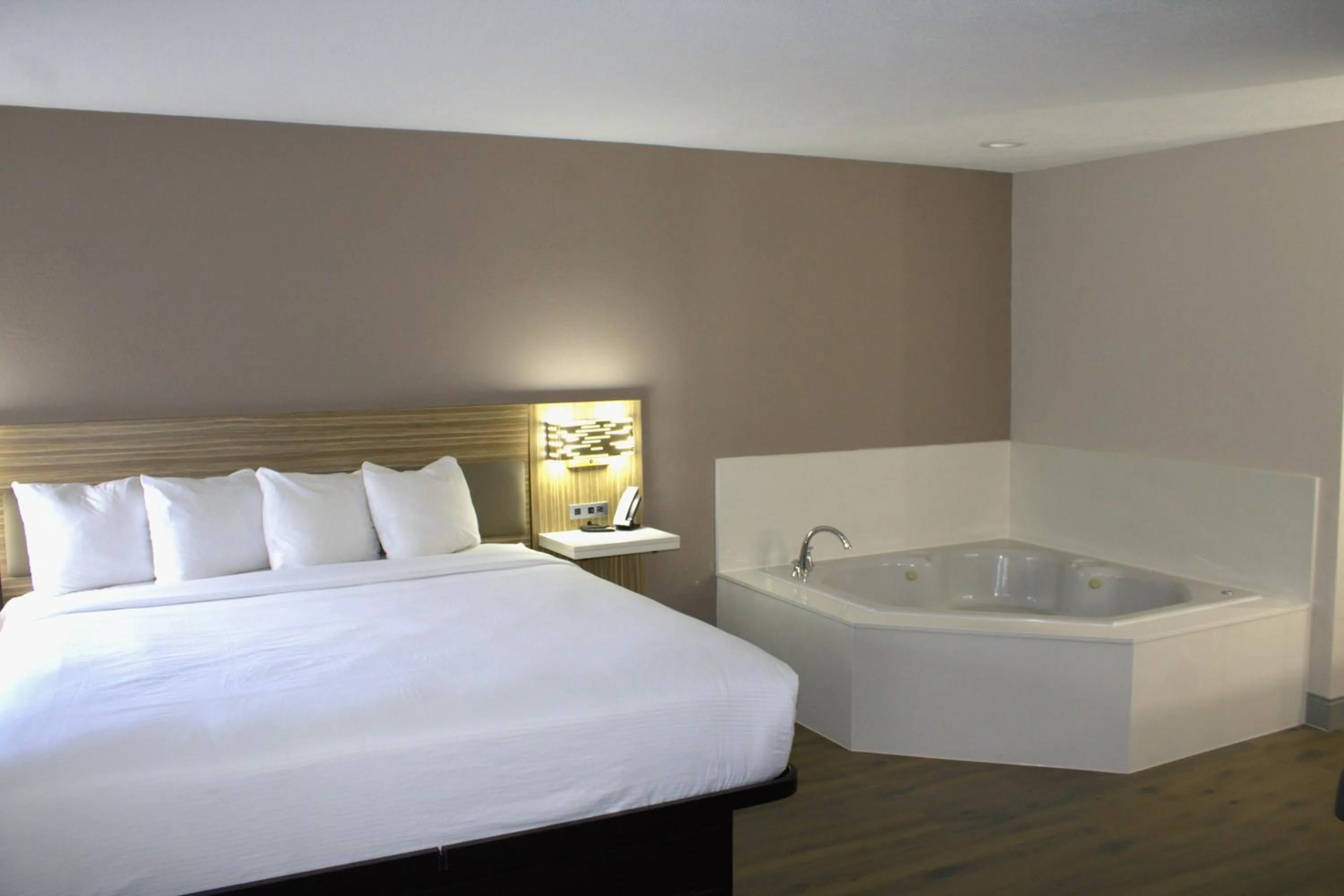 Bed in Baymont Inn & Suites San Marcos