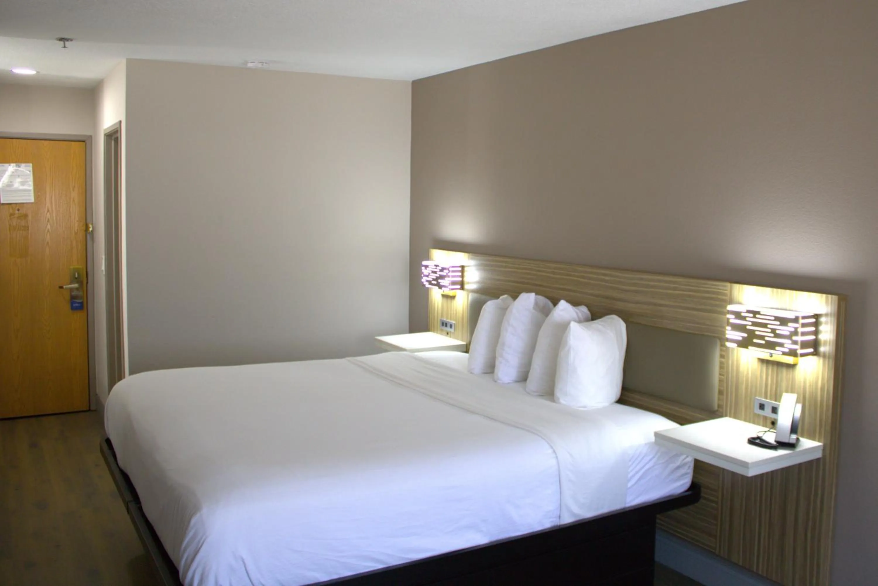 Bed in Baymont Inn & Suites San Marcos