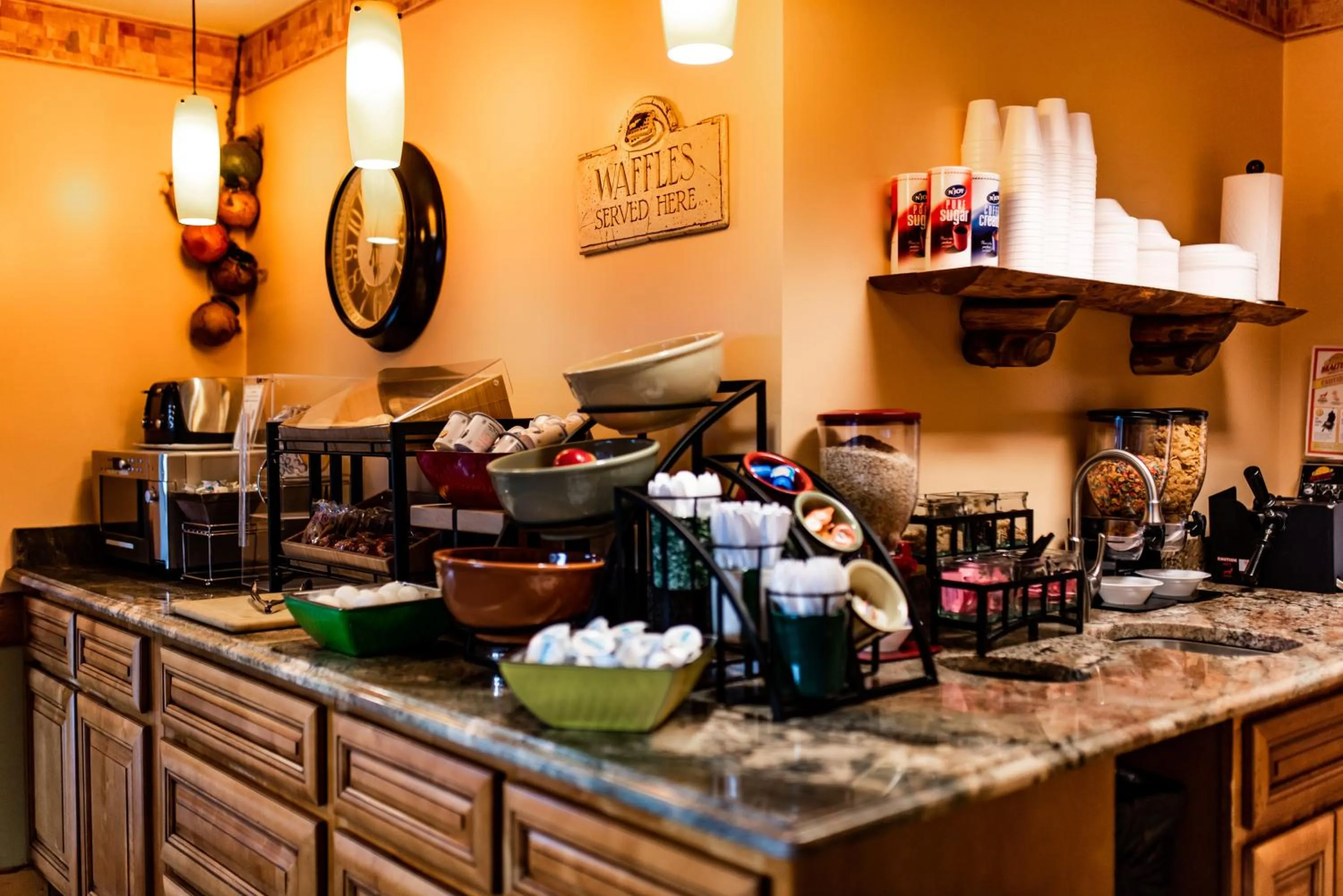 Continental breakfast in Gateway Inn and Suites