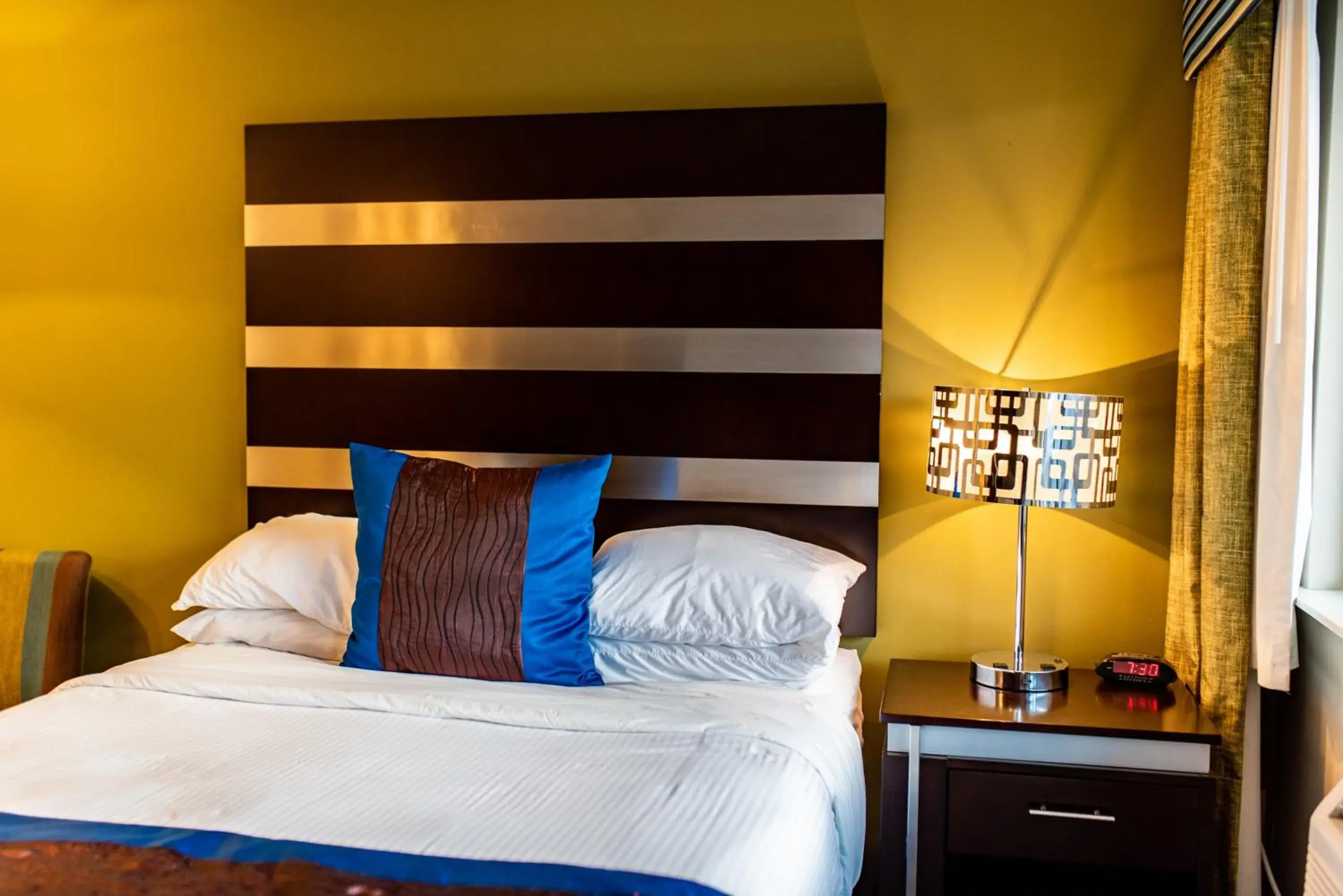 Queen Room - Non-Smoking in Gateway Inn and Suites Queen Room - Non-Smoking in Gateway Inn and Suites