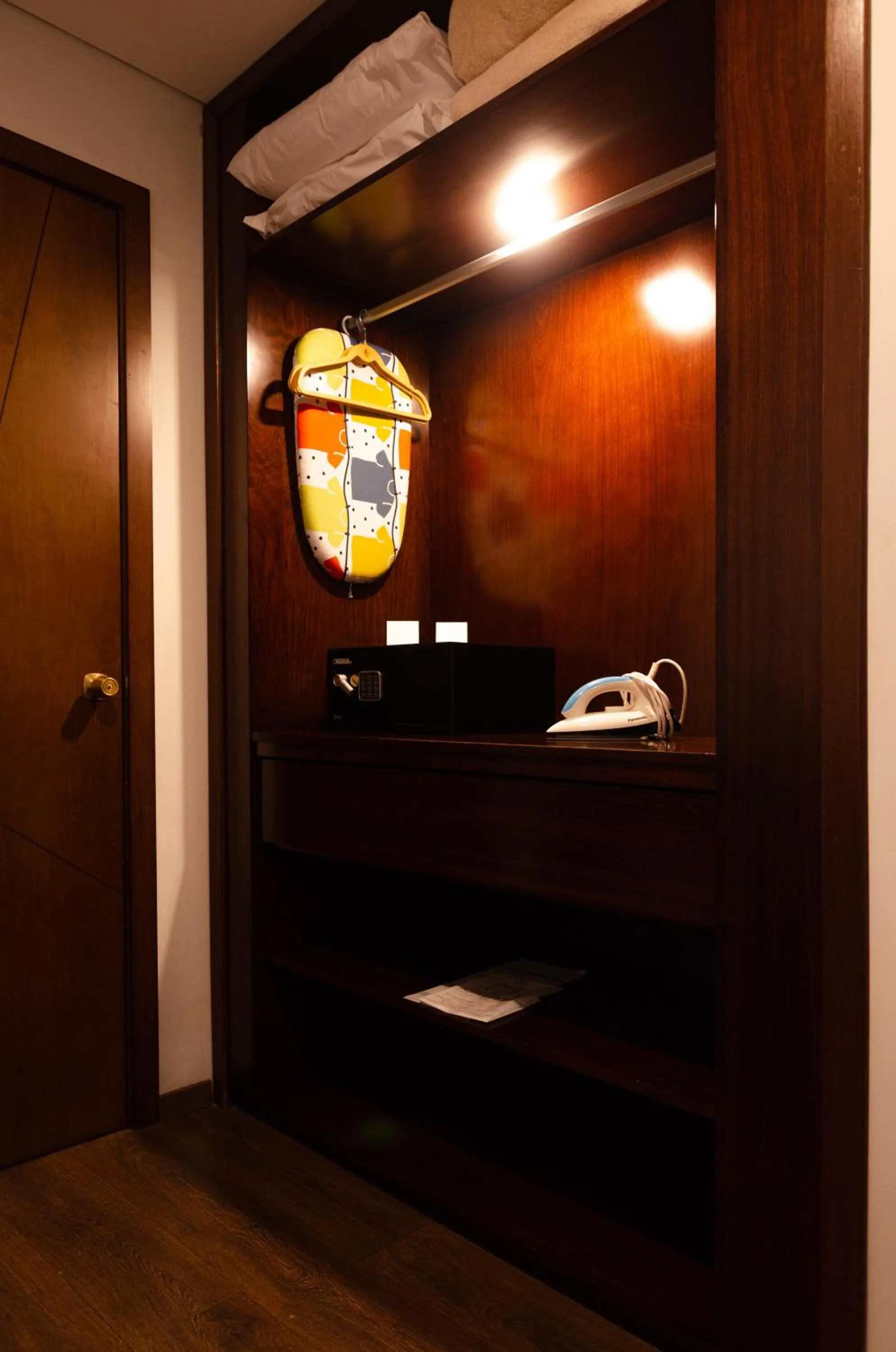 flat iron in Hotel Mitru Sur