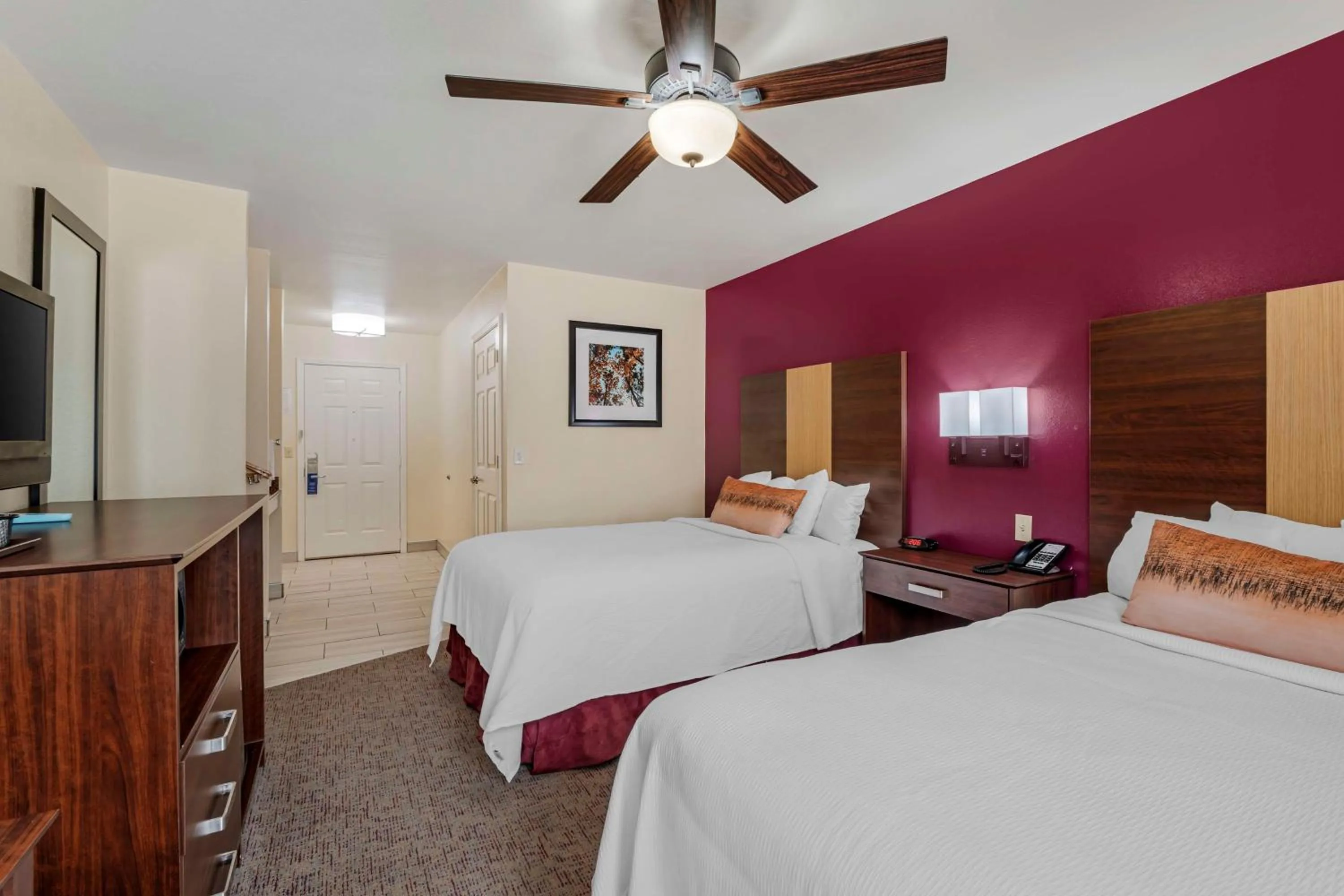 Bedroom, Bed in Best Western Pineywoods Inn