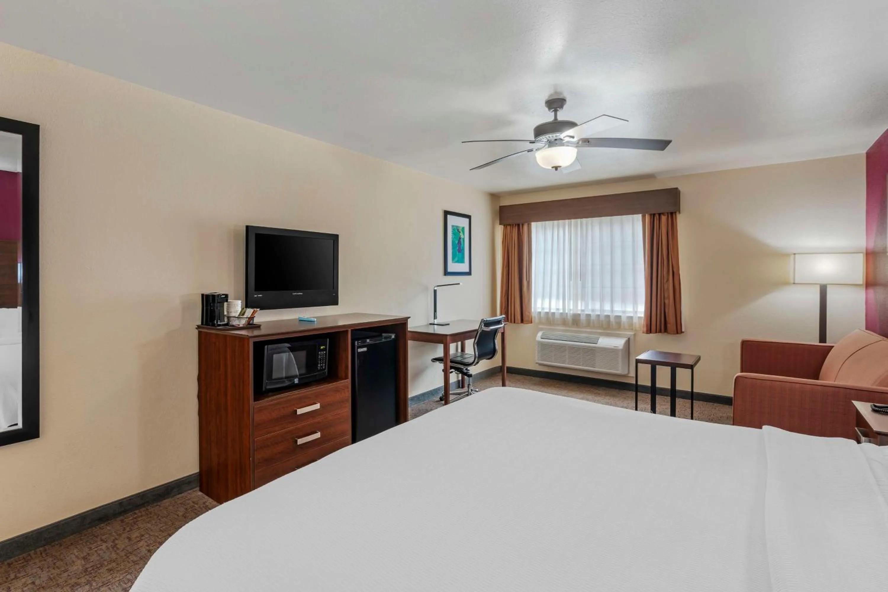 Bedroom, Bed in Best Western Pineywoods Inn