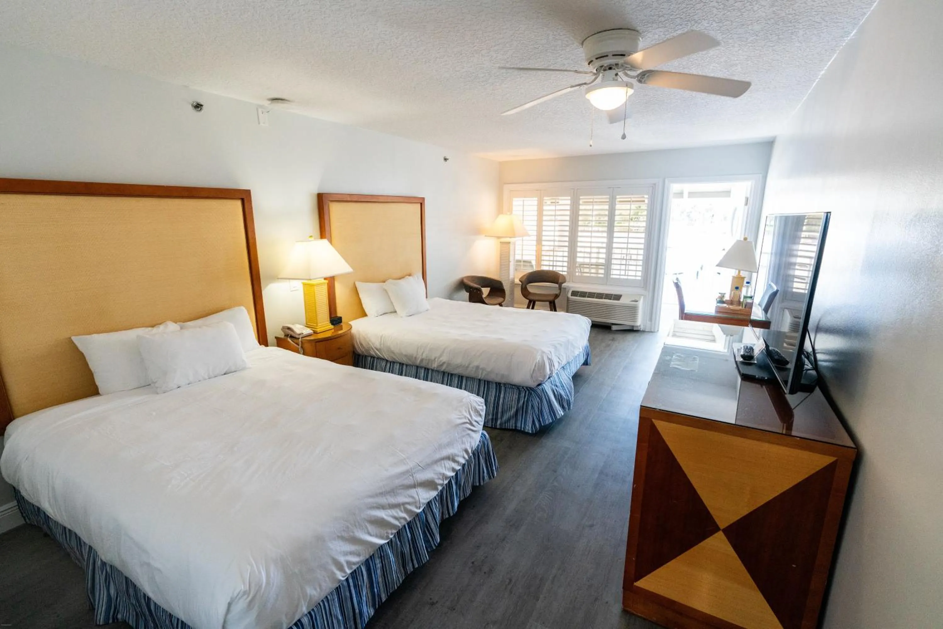 Bedroom, Bed in Pirate's Cove Resort and Marina - Stuart