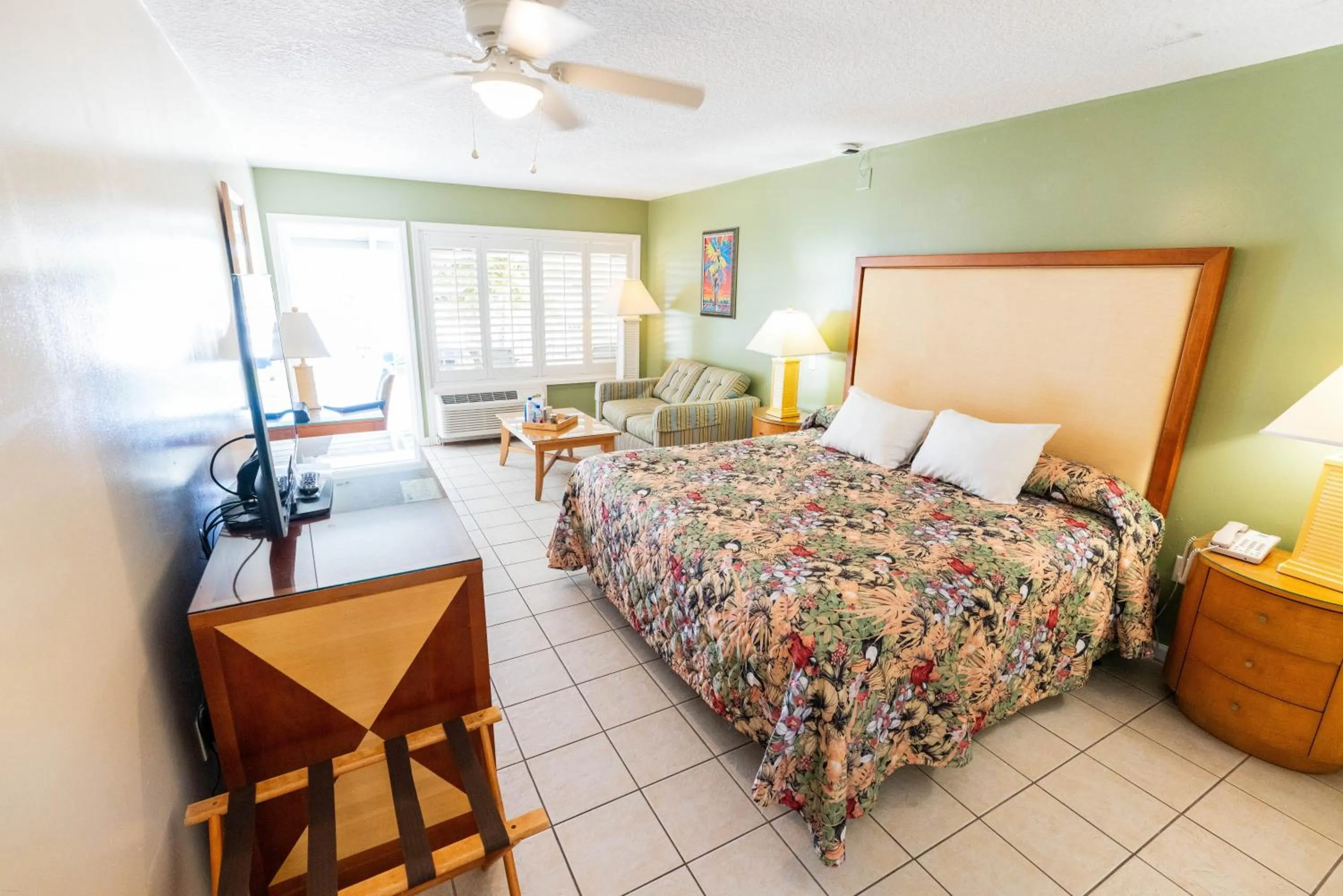 Bedroom, Bed in Pirate's Cove Resort and Marina - Stuart