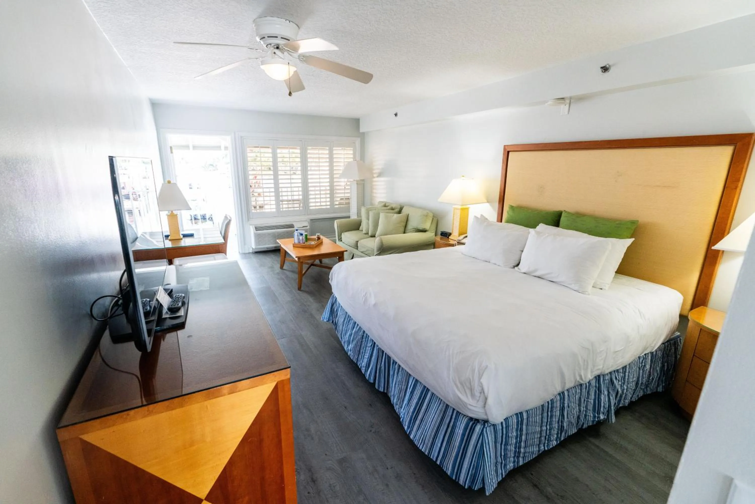 Bedroom, Bed in Pirate's Cove Resort and Marina - Stuart