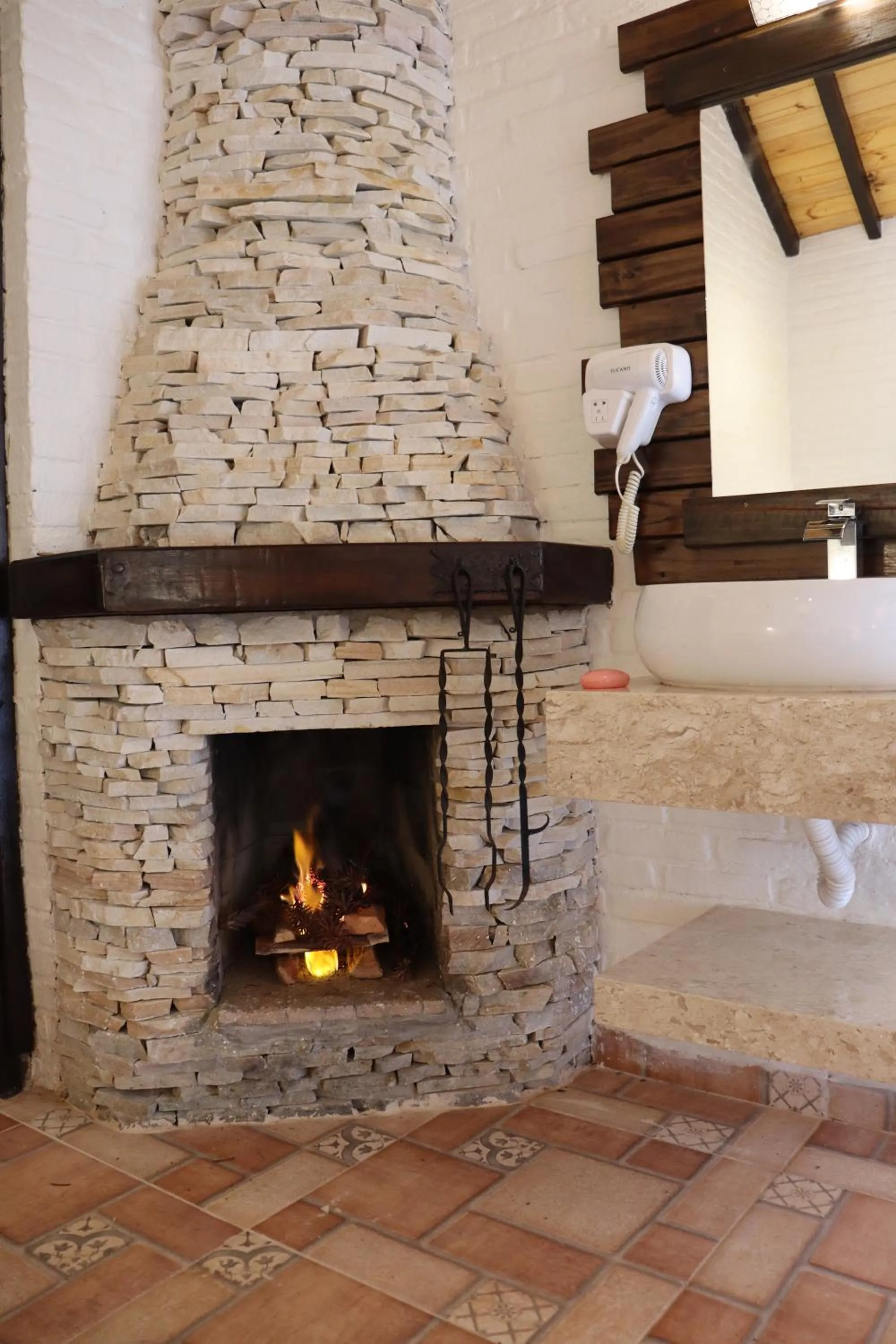 fireplace in Pousada Cantinho das Estrelas