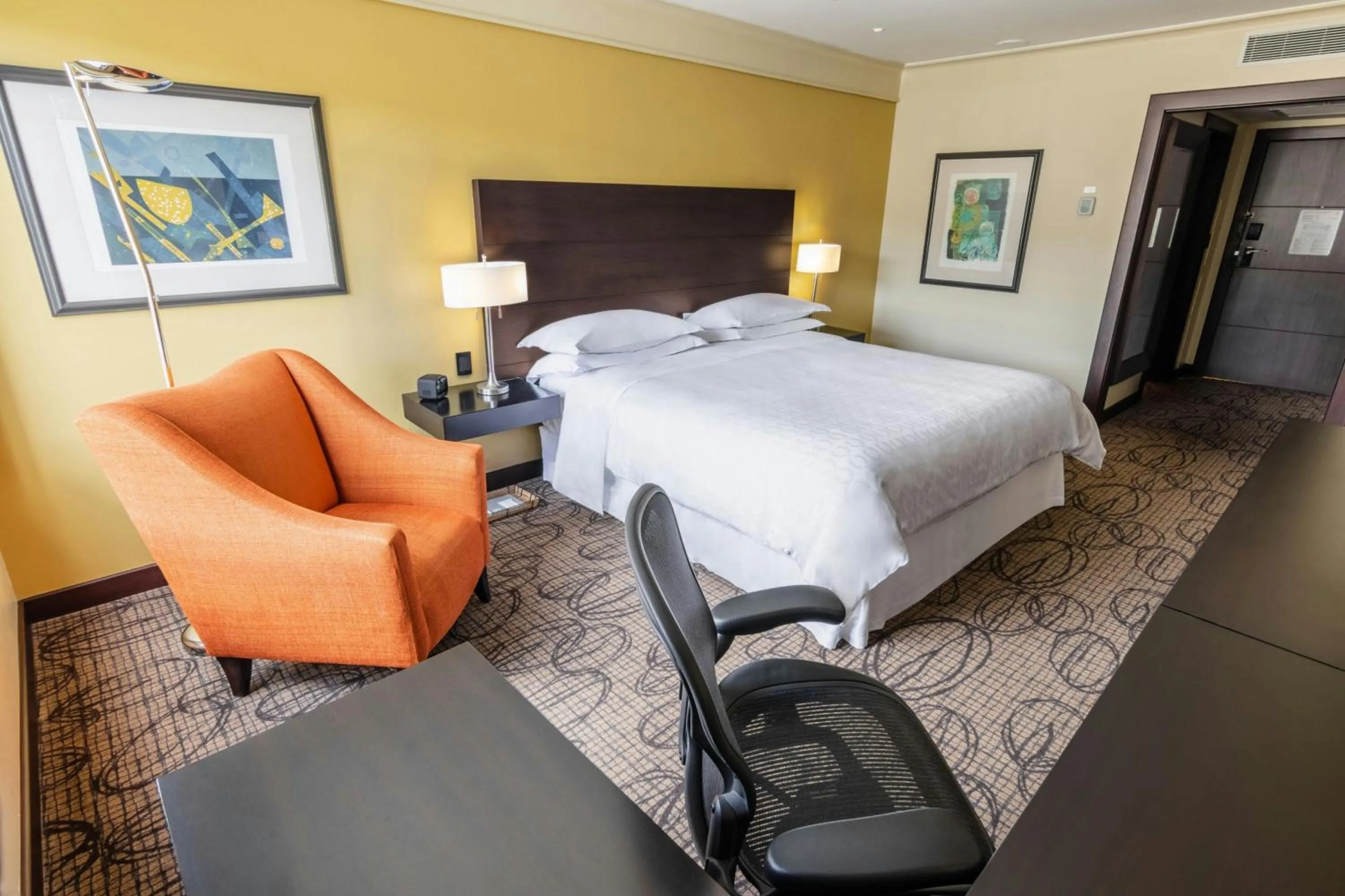 Photo of the whole room, Bed in Sheraton Quito