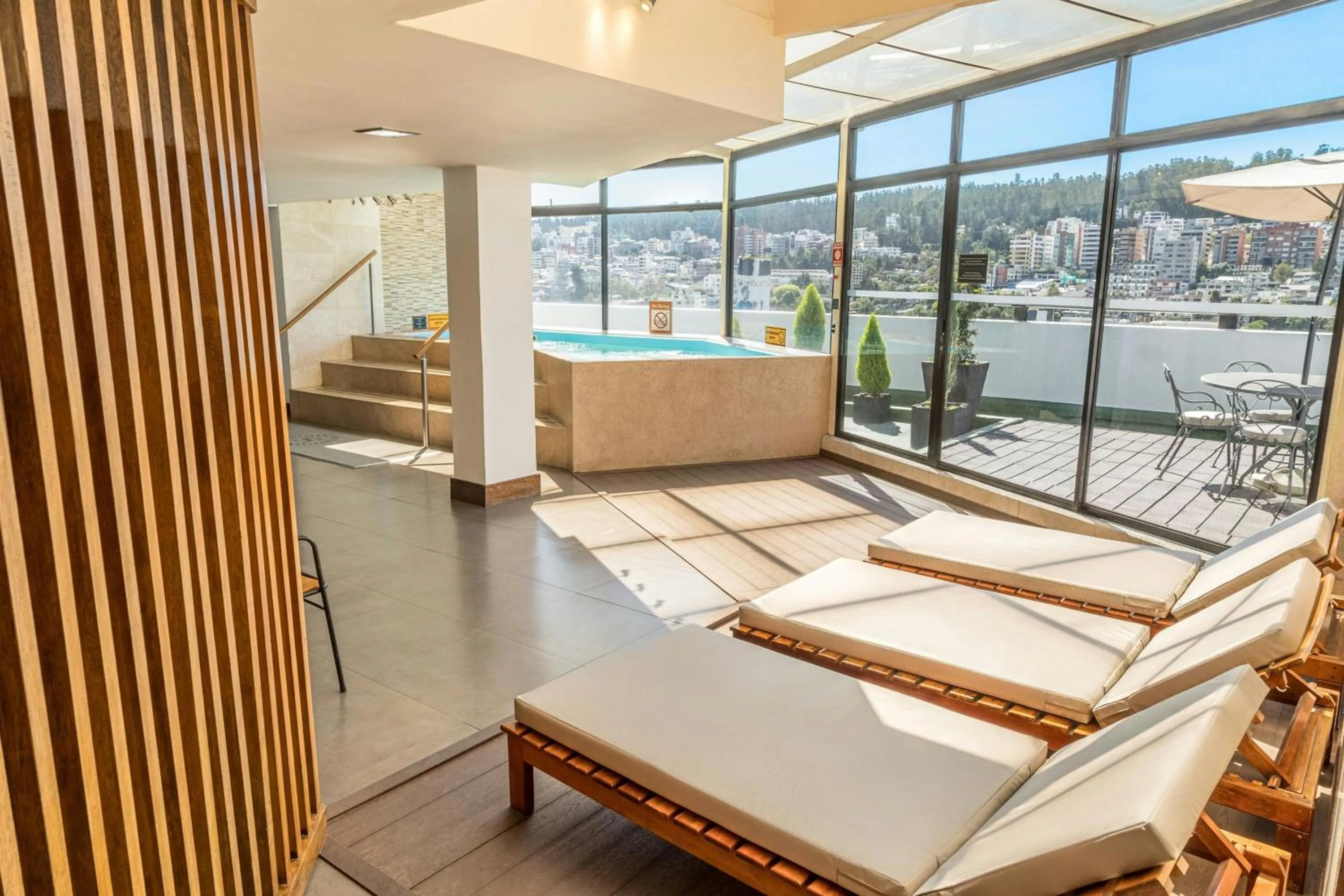 Swimming pool in Sheraton Quito