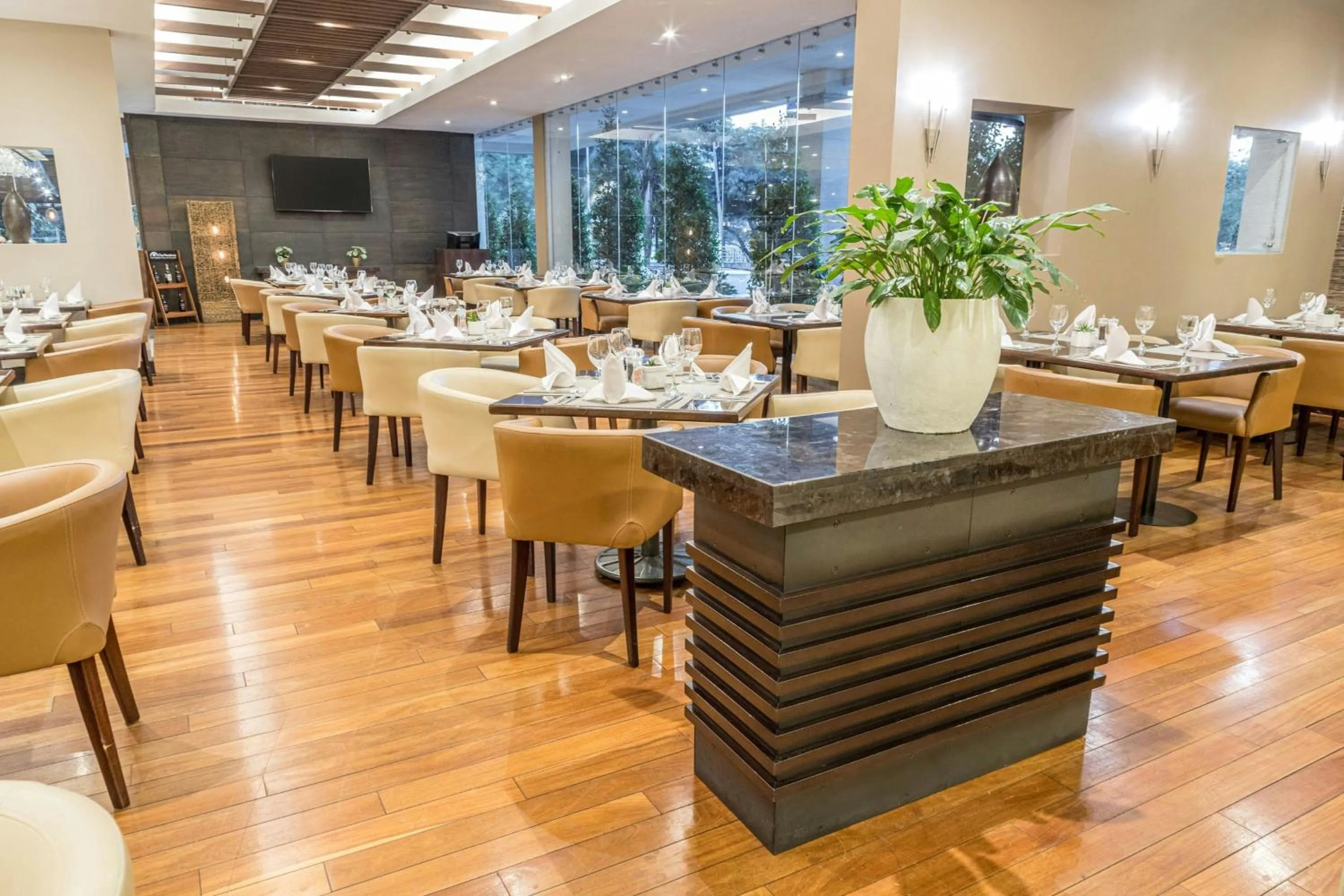 Restaurant/places to eat in Sheraton Quito