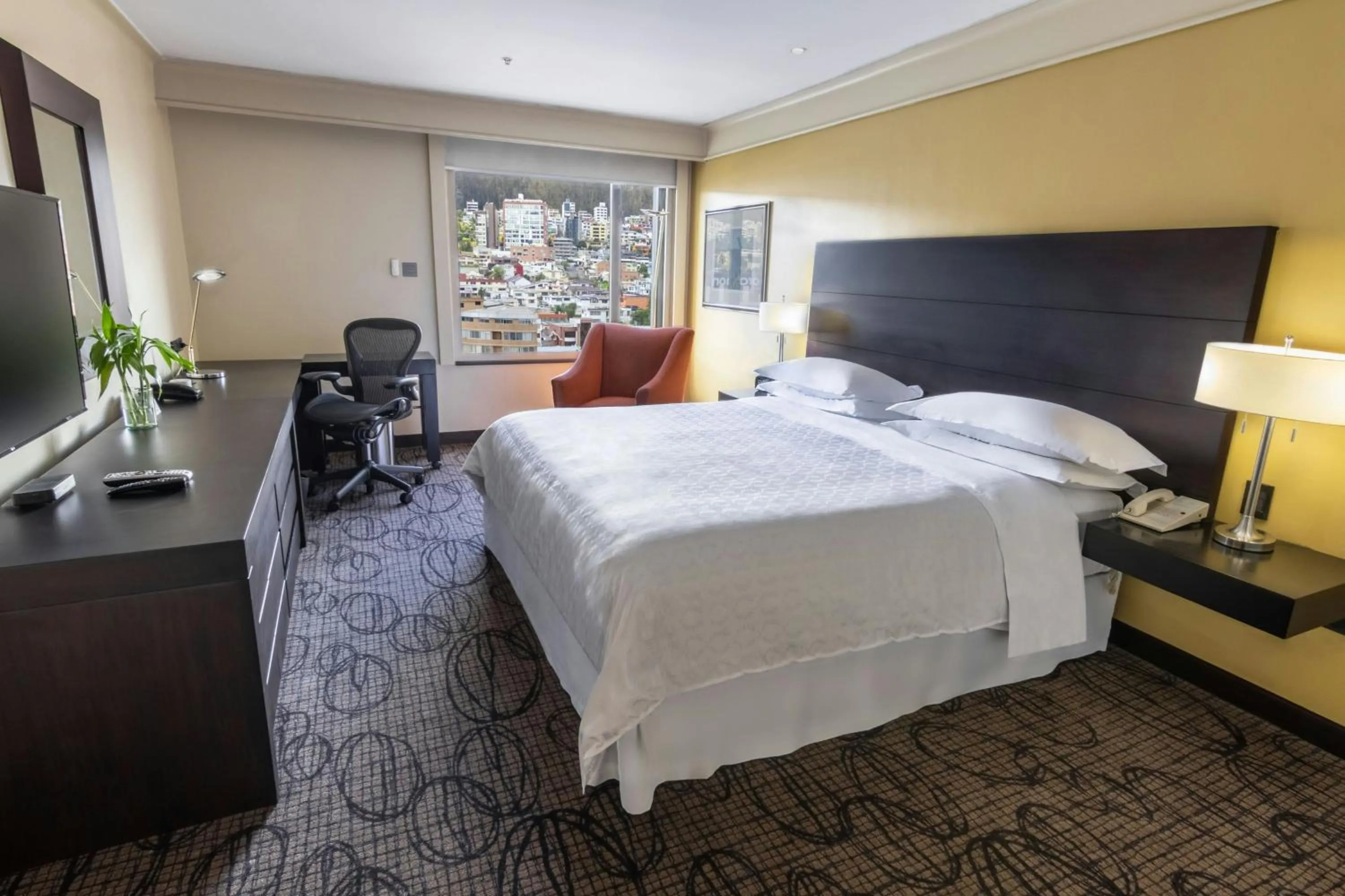 Photo of the whole room, Bed in Sheraton Quito