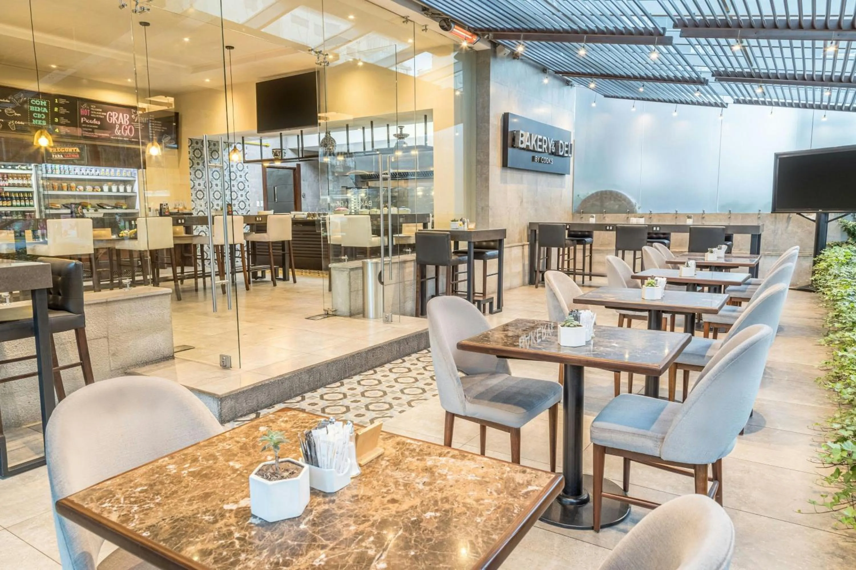 Restaurant/places to eat in Sheraton Quito