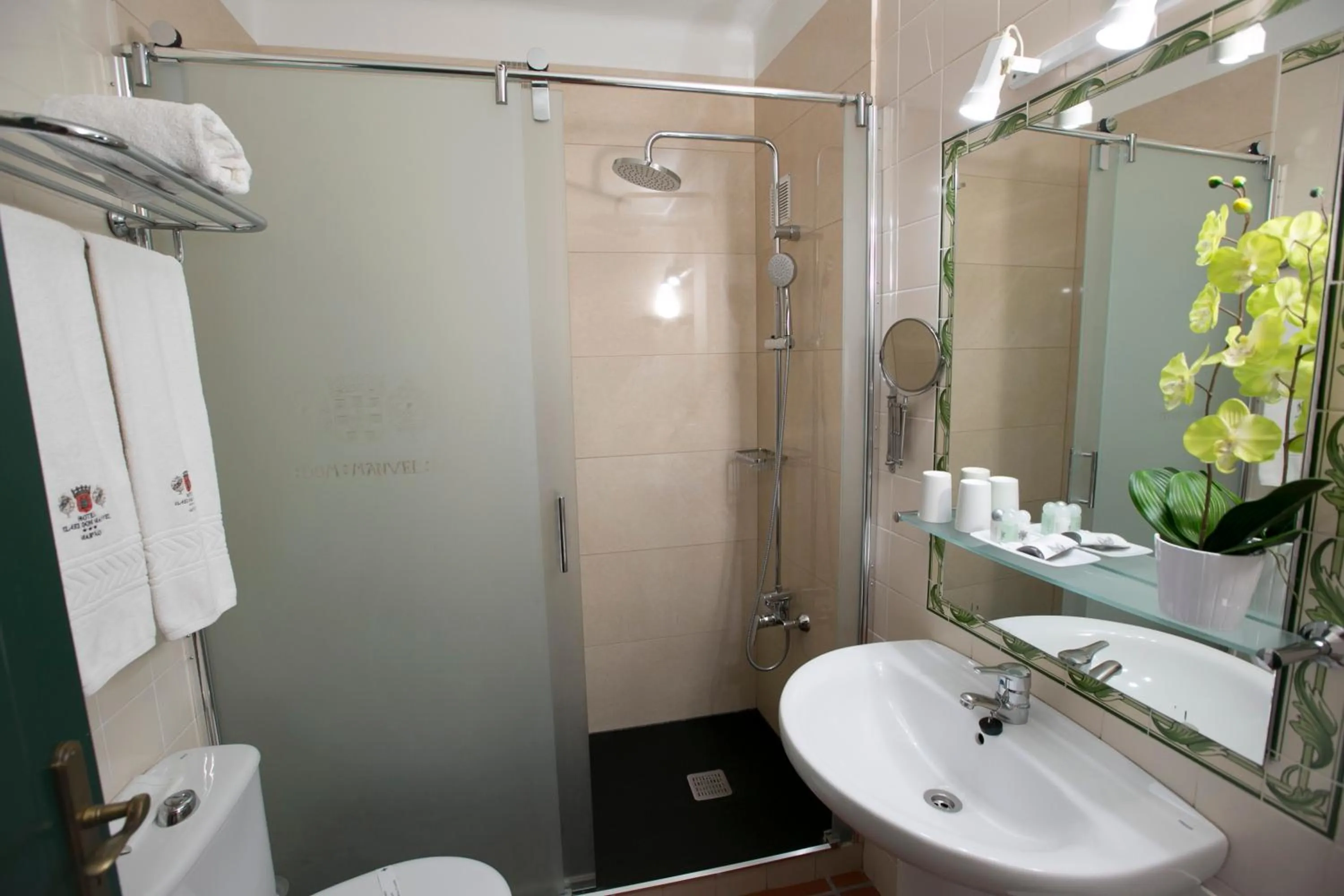 Shower in Hotel El Rei Dom Manuel