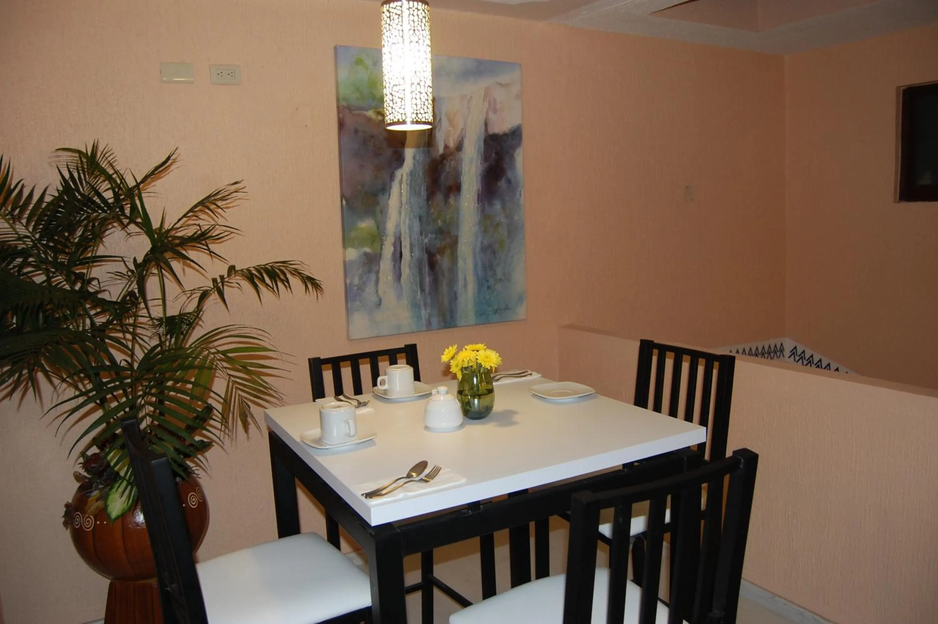 Restaurant/places to eat in Hotel Express Alejandría